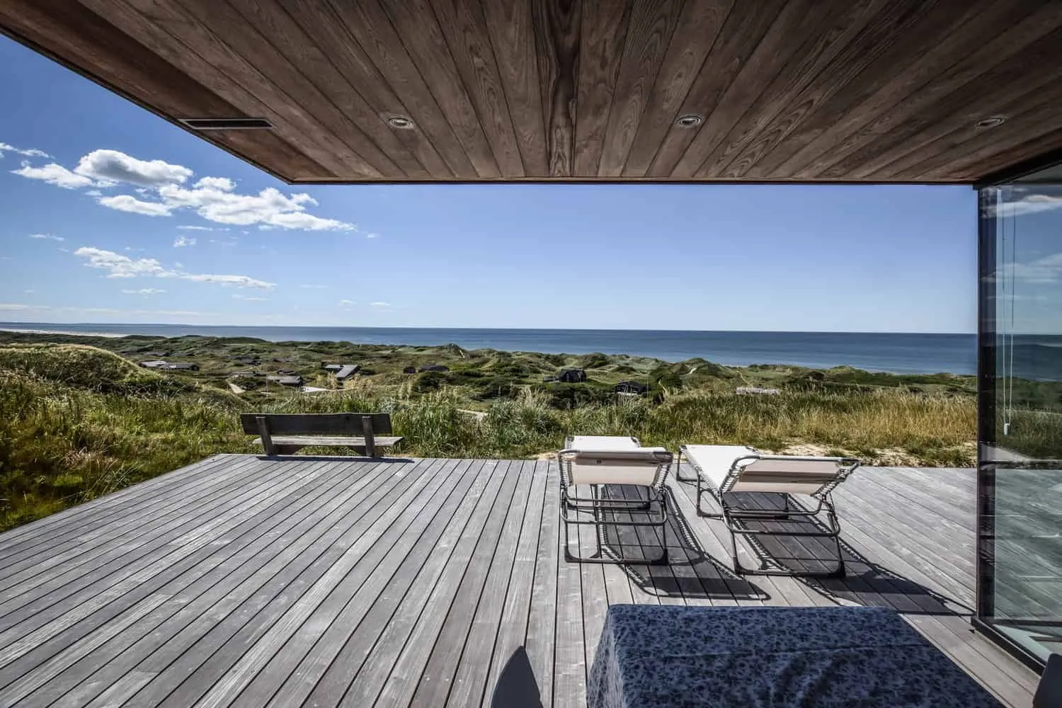 彼得疗养院——环绕房屋的露台连接起居住空间与沙丘和北海