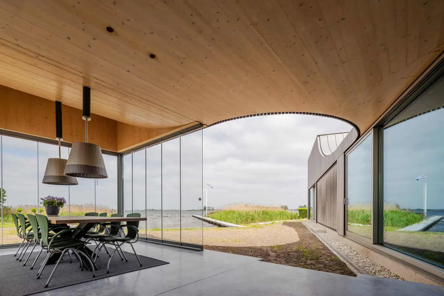 Lichtstad Architecten 设计的现代湖畔住宅 Marhûs，位于博恩茨瓦赫，拥有细长木结构体