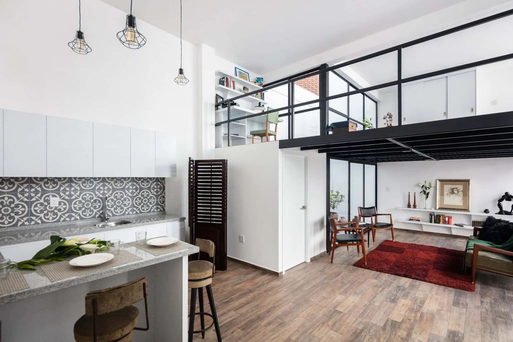 MM34 – Мар Медитерранео 34 от Ателье Инка Эрнандес — вид кухни и мезонина, Такуба, Мехико