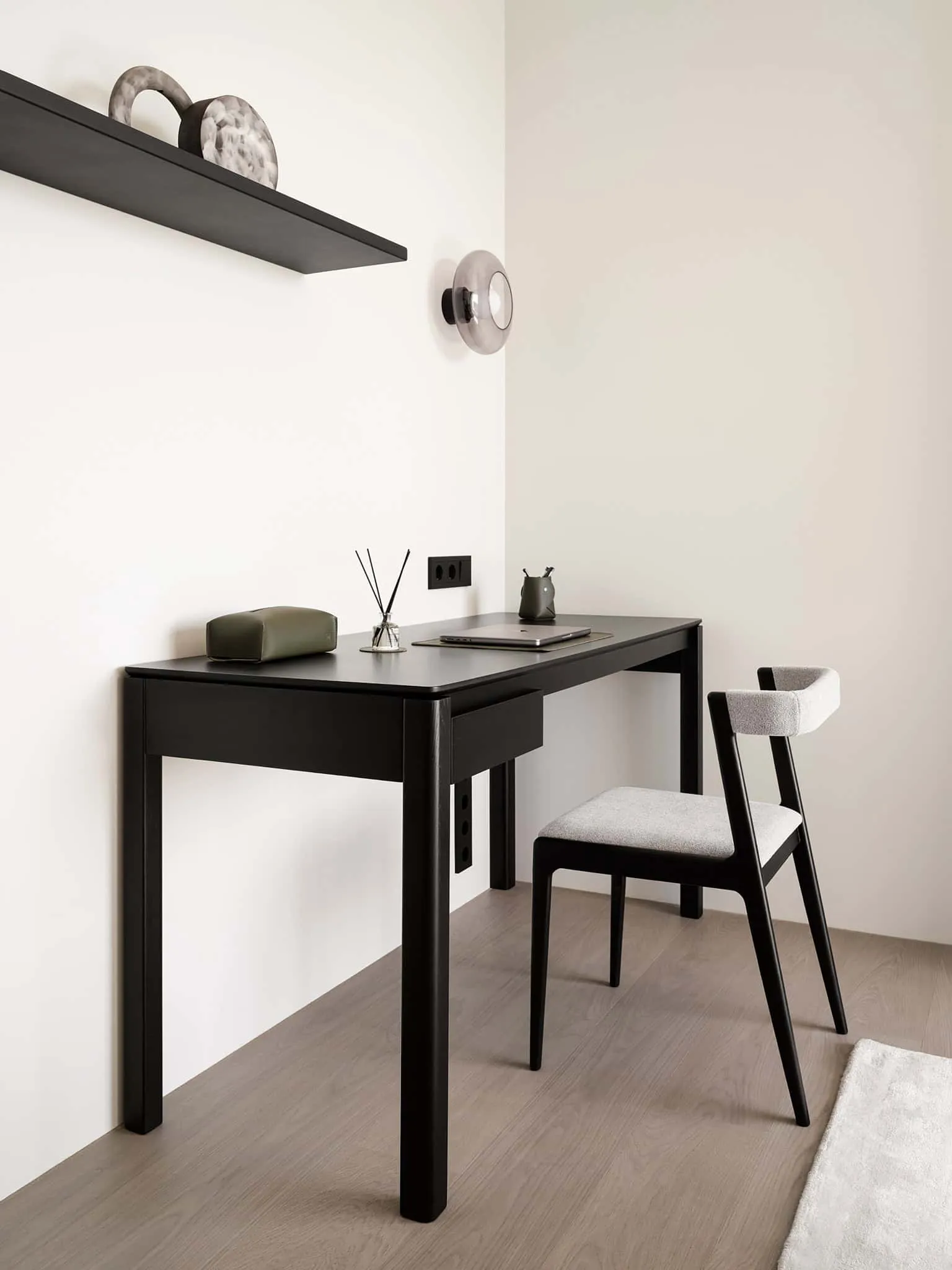 Close-up of desk and chair in bedroom - warm minimalism from Alexander Tishler's design studio, Moscow