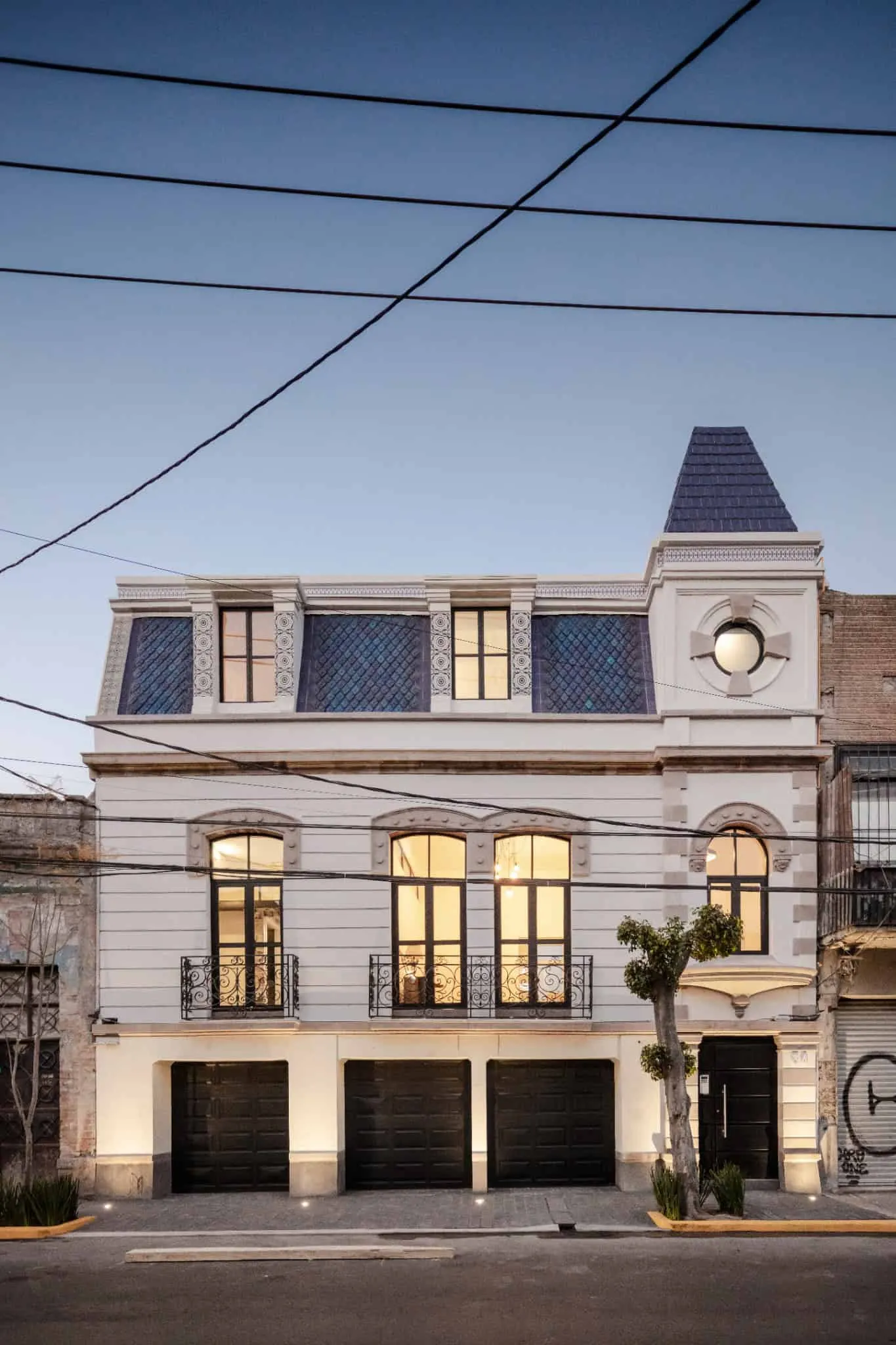 MM34 – Мар Медитерранео 34 от Ателье Инка Эрнандес — освещённый фасад улицы ночью, Такуба, Мехико