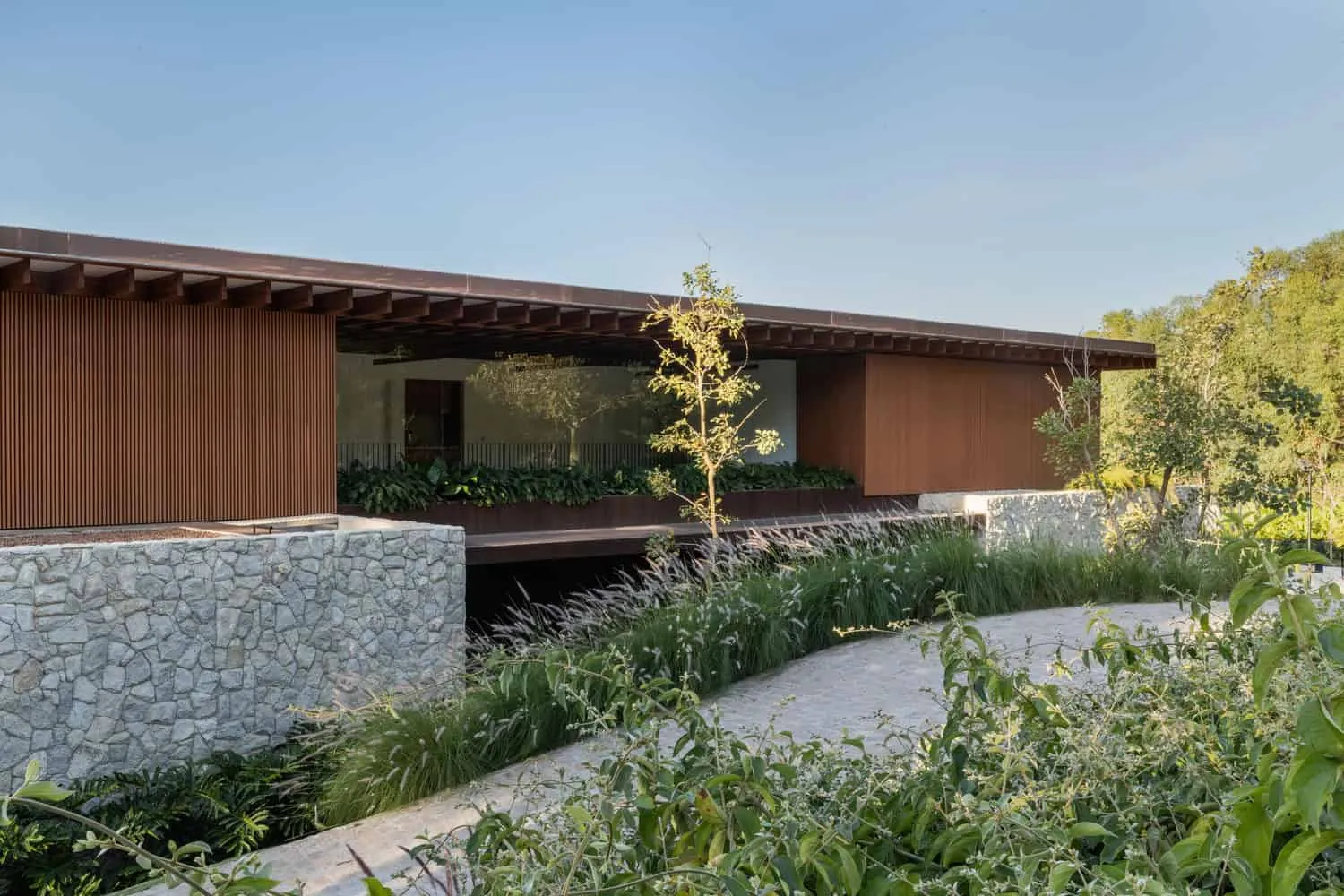 Pablo Lanza Arquitetura的D+J住宅——侧立面与石材基础，伊图，圣保罗，巴西