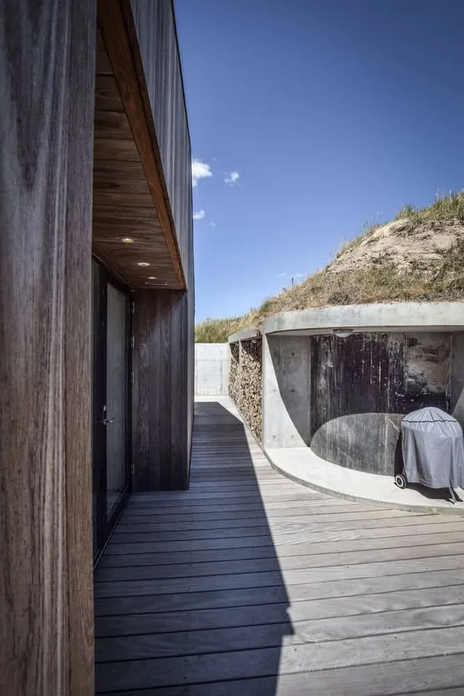 彼得疗养院——嵌入式木质接缝，构图沙丘与天空的视野