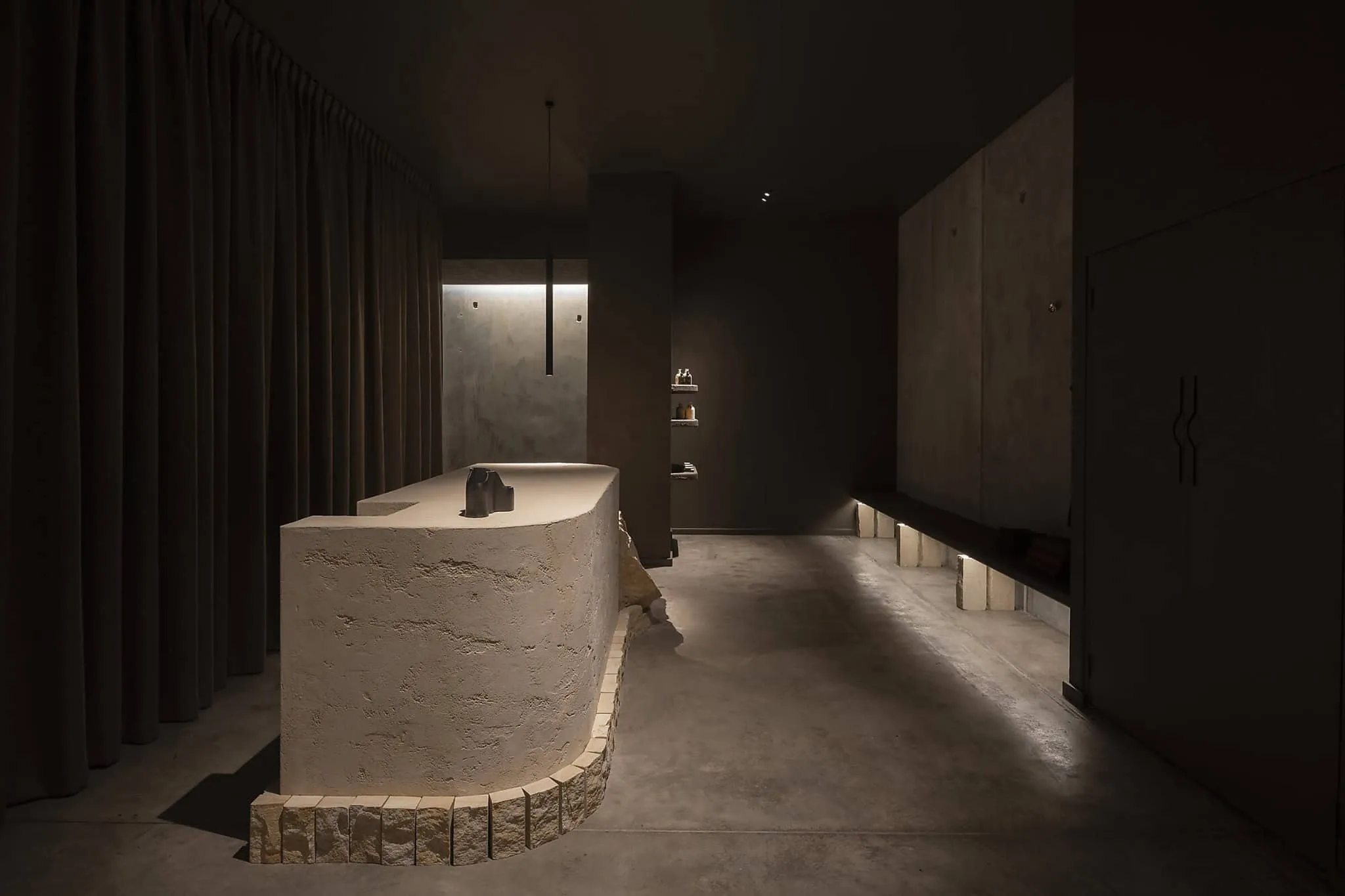 珀斯艾默湾浴室淋浴区，木质凳子与玻璃隔断