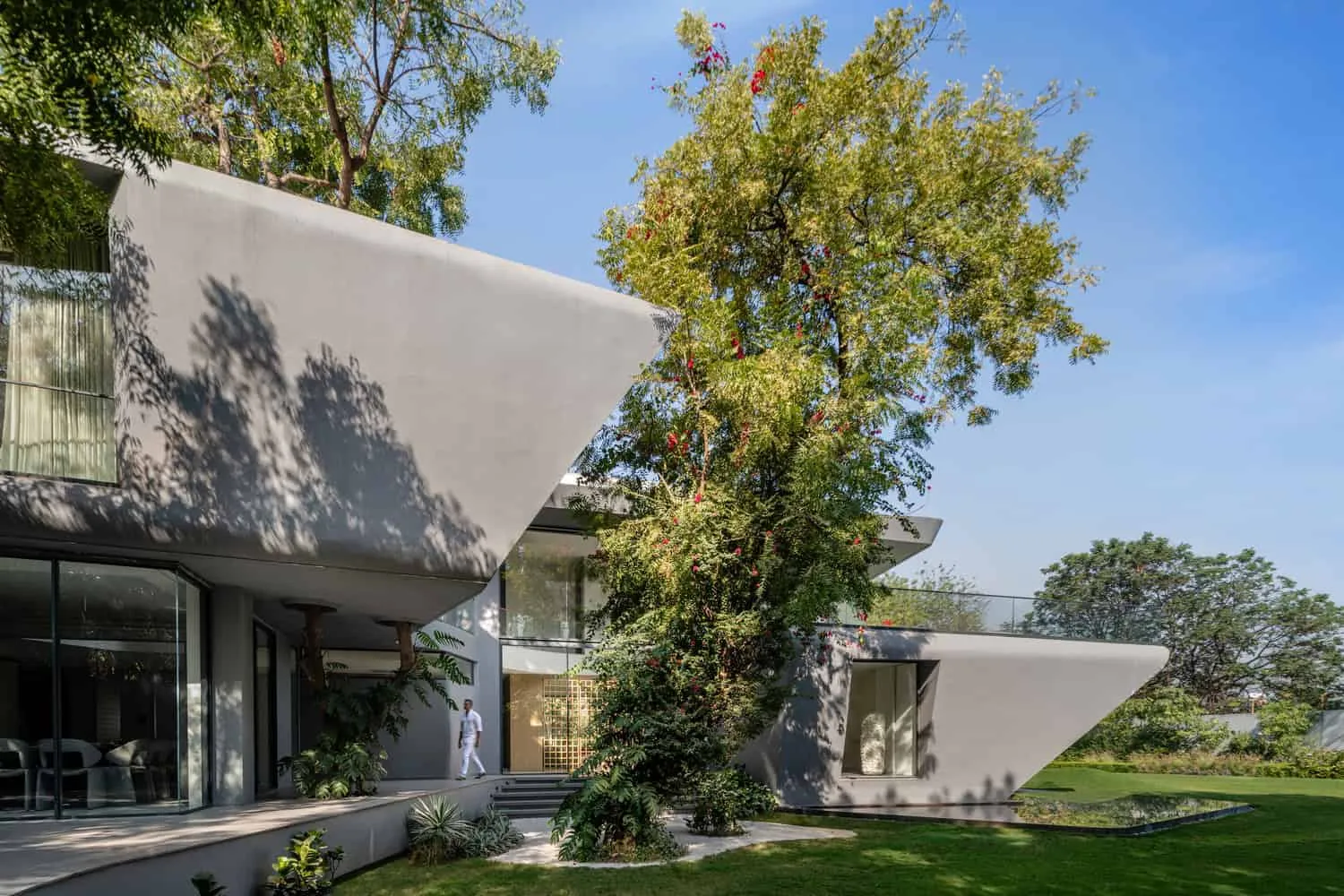 House NINE X NINE — sculptural volume integrated with trees in Gandhinagar, project by Sanjay Puri Architects