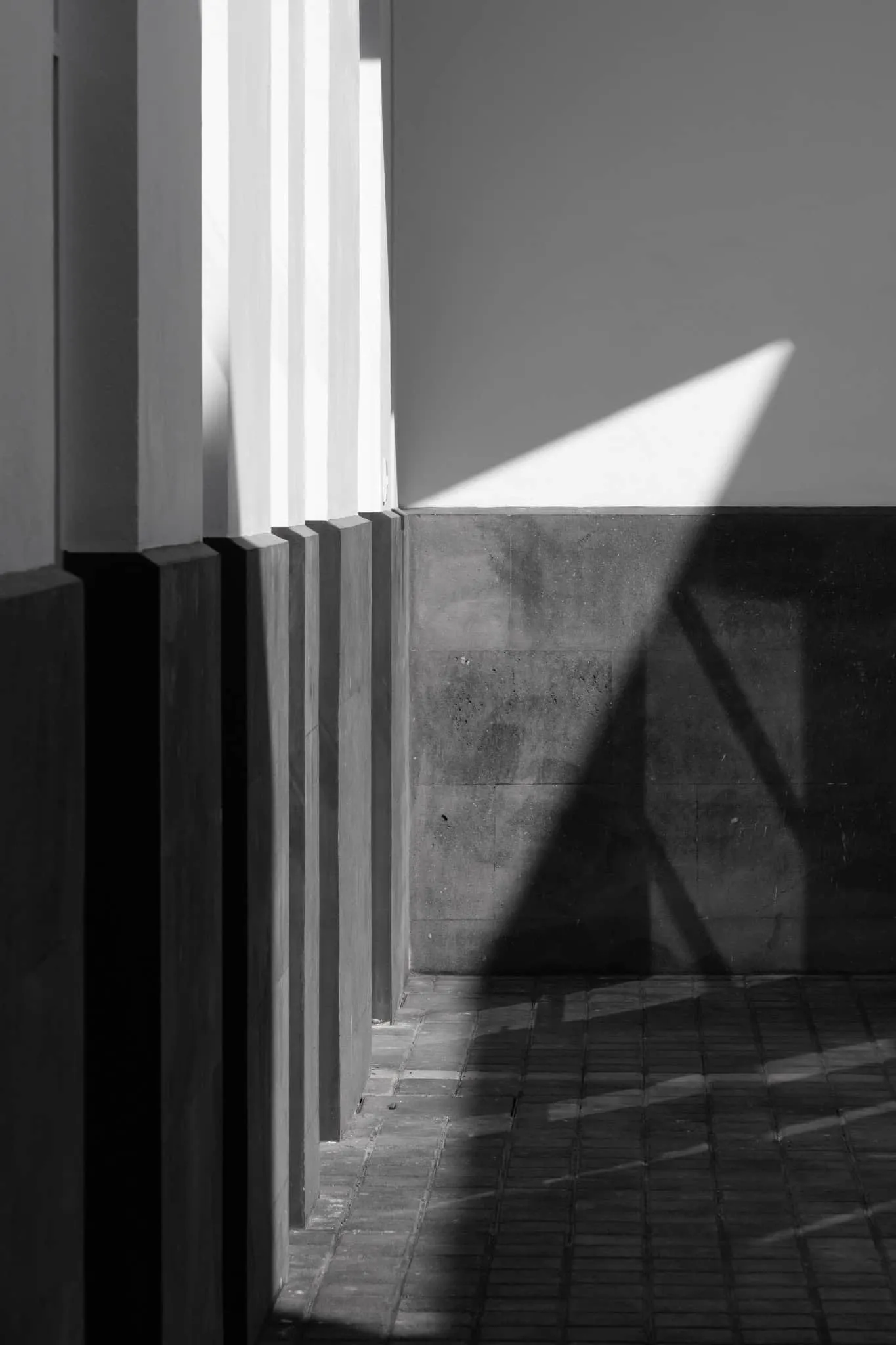 MM34 – Мар Медитерранео 34 от Ателье Инка Эрнандес — минимальная игра света и тени на стене двора, Такуба, Мехико