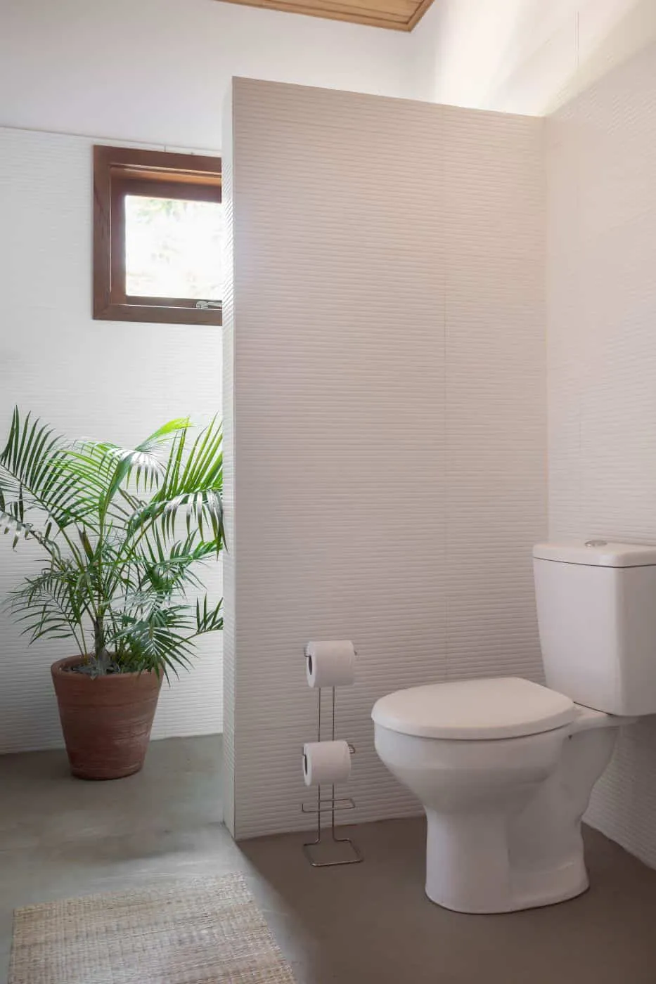 Refúgio Rural — bathroom with fluorite white tiles and flower pots in Itajobi, São Paulo
