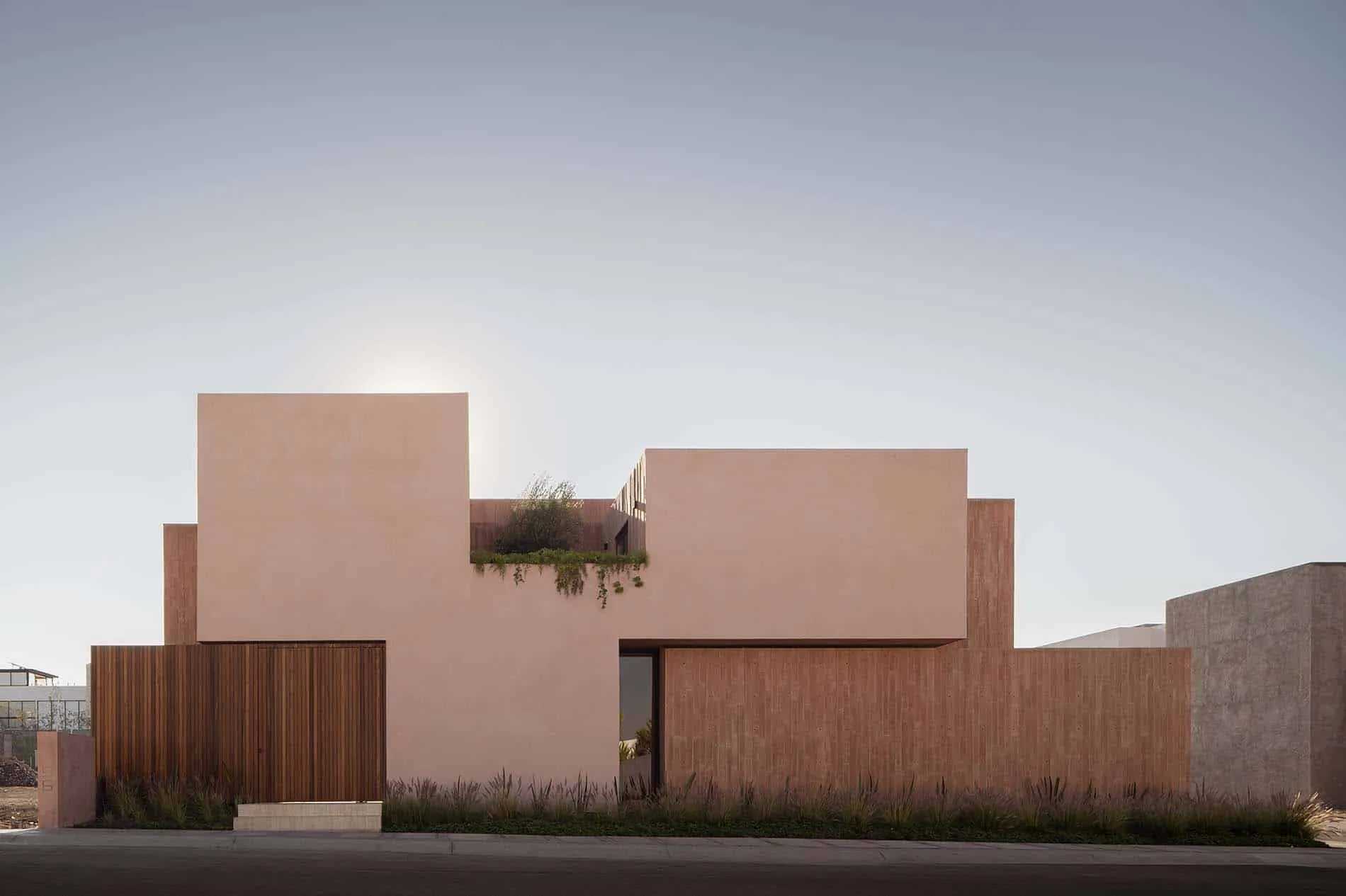 卢哈米博住宅的正面立面，由Jorge Garibay Arquitectos设计——墨西哥胡里基拉街道