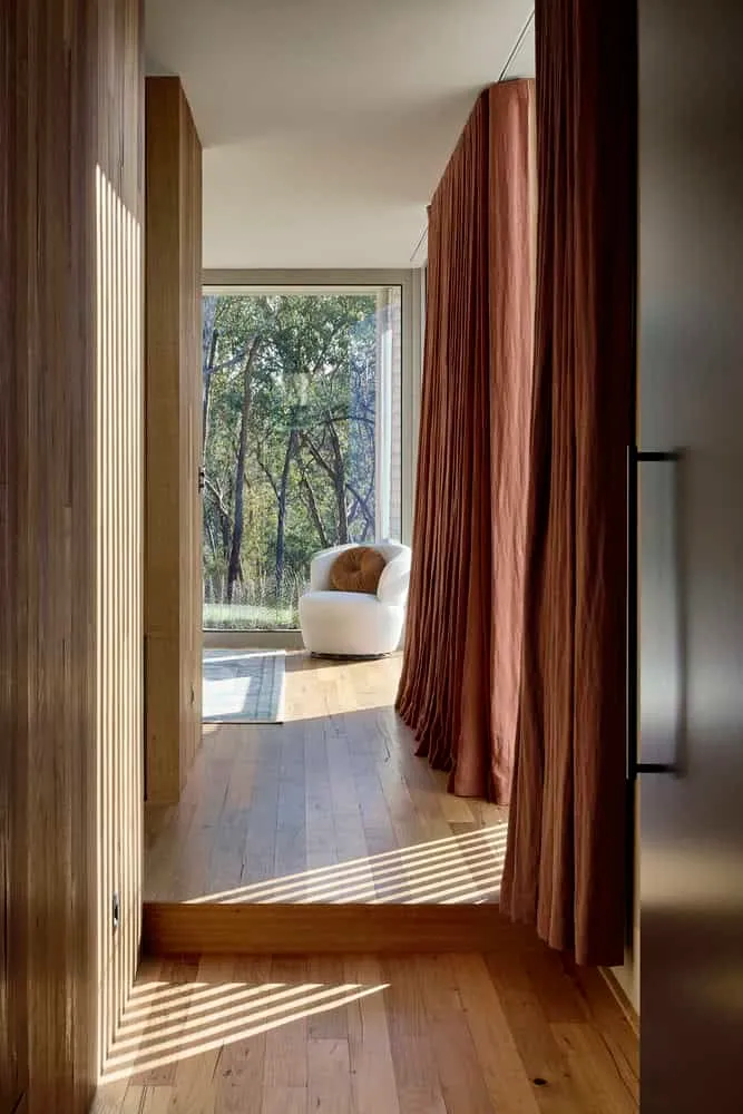 宾特建筑公司设计的科林达住宅——通往休闲区走廊，普伦蒂地区维多利亚州