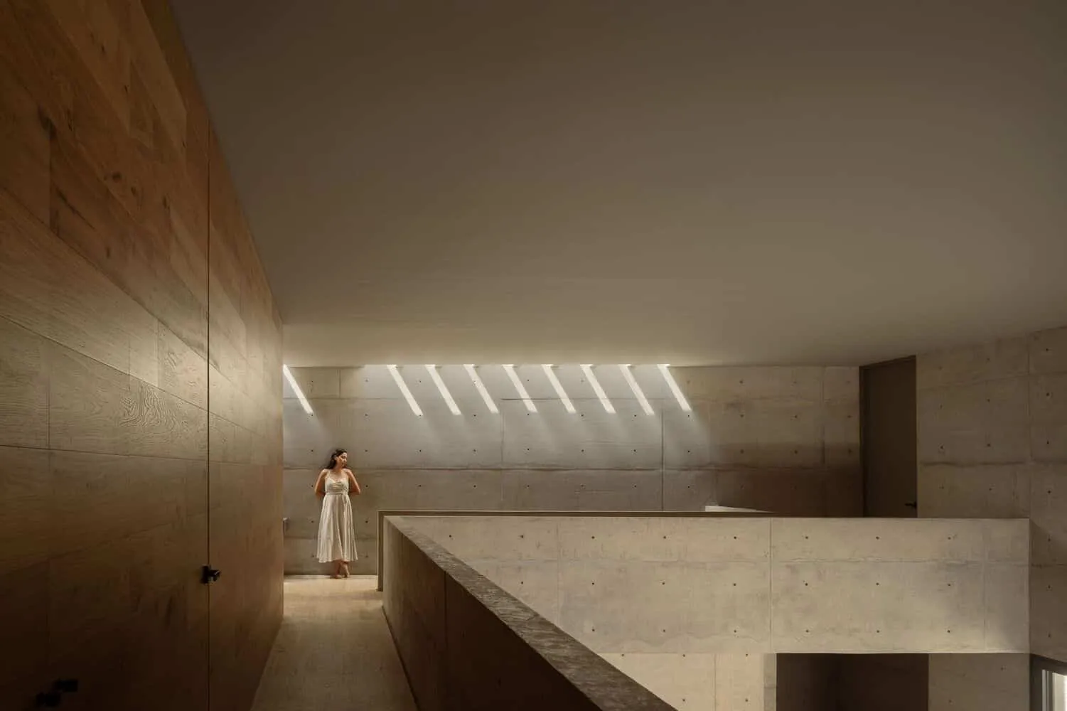 戈麦斯之家极简混凝土角落配木椅，由豪尔赫·加里巴伊建筑事务所设计，克雷塔罗，墨西哥