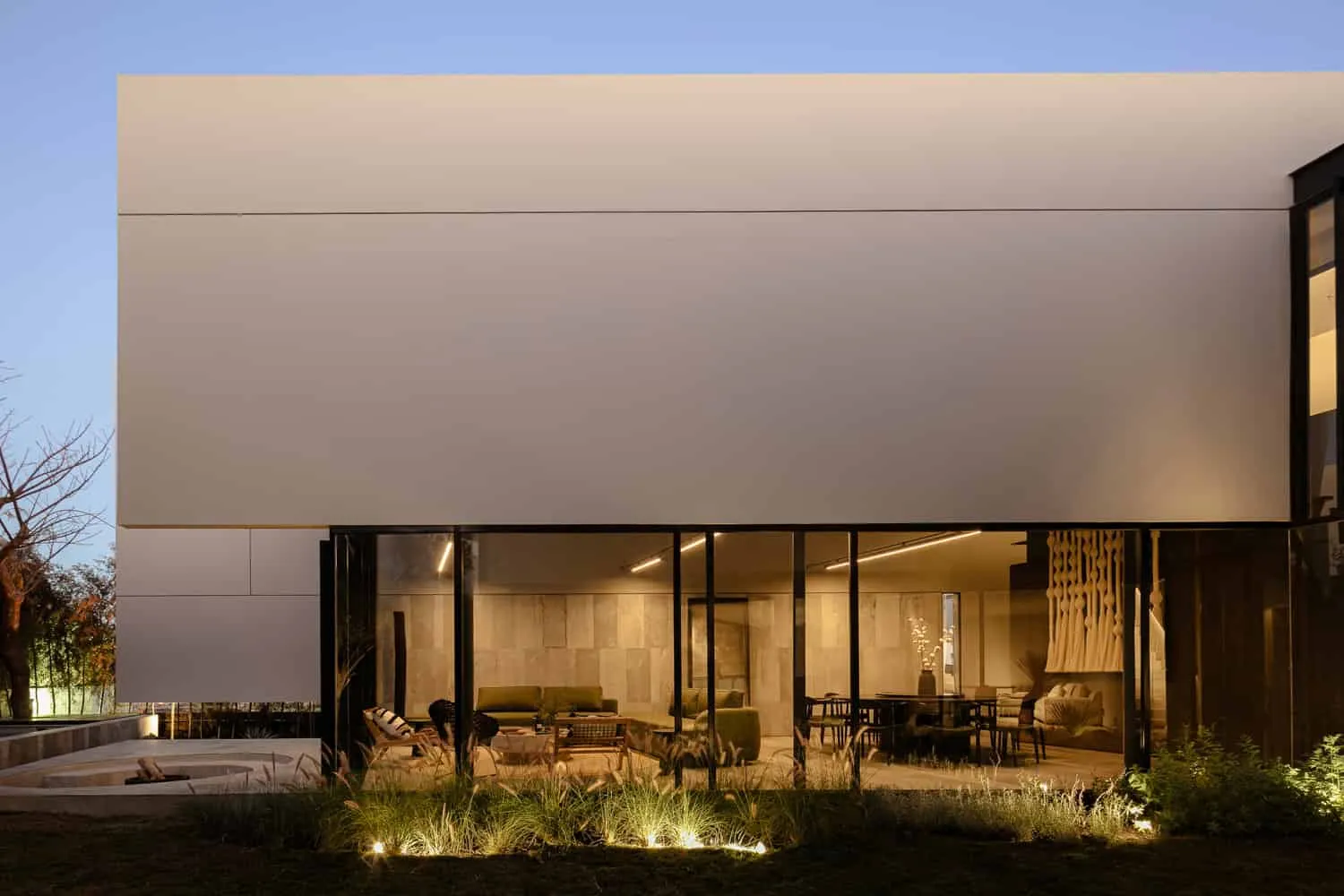 LABarq设计的里约之家客厅日落视角，朝向花园，萨尔蒂亚戈-德克雷塔罗，墨西哥