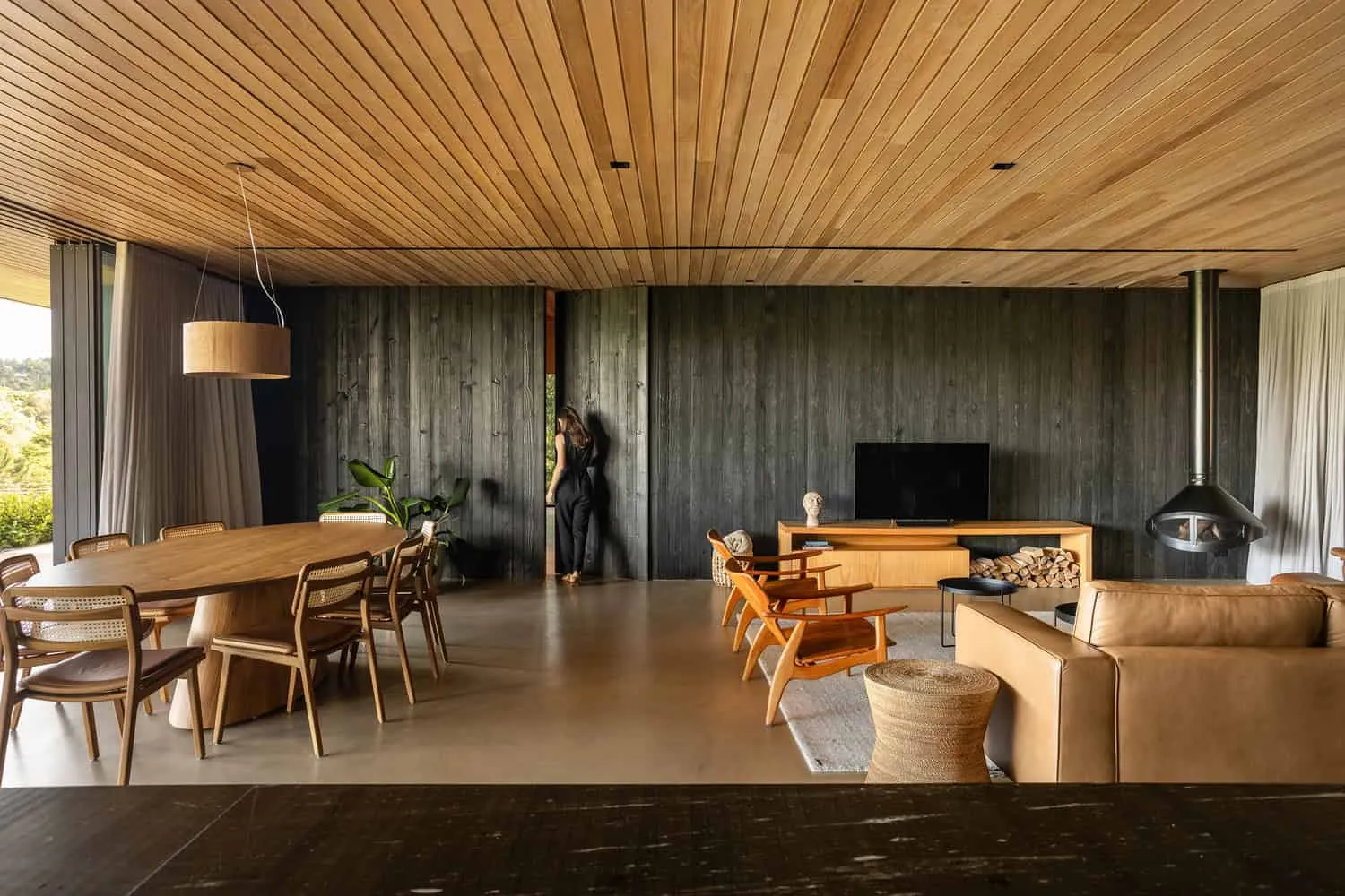 258号住宅——开放式客厅与餐厅，深色木质墙面，圣罗克，圣保罗州，巴西