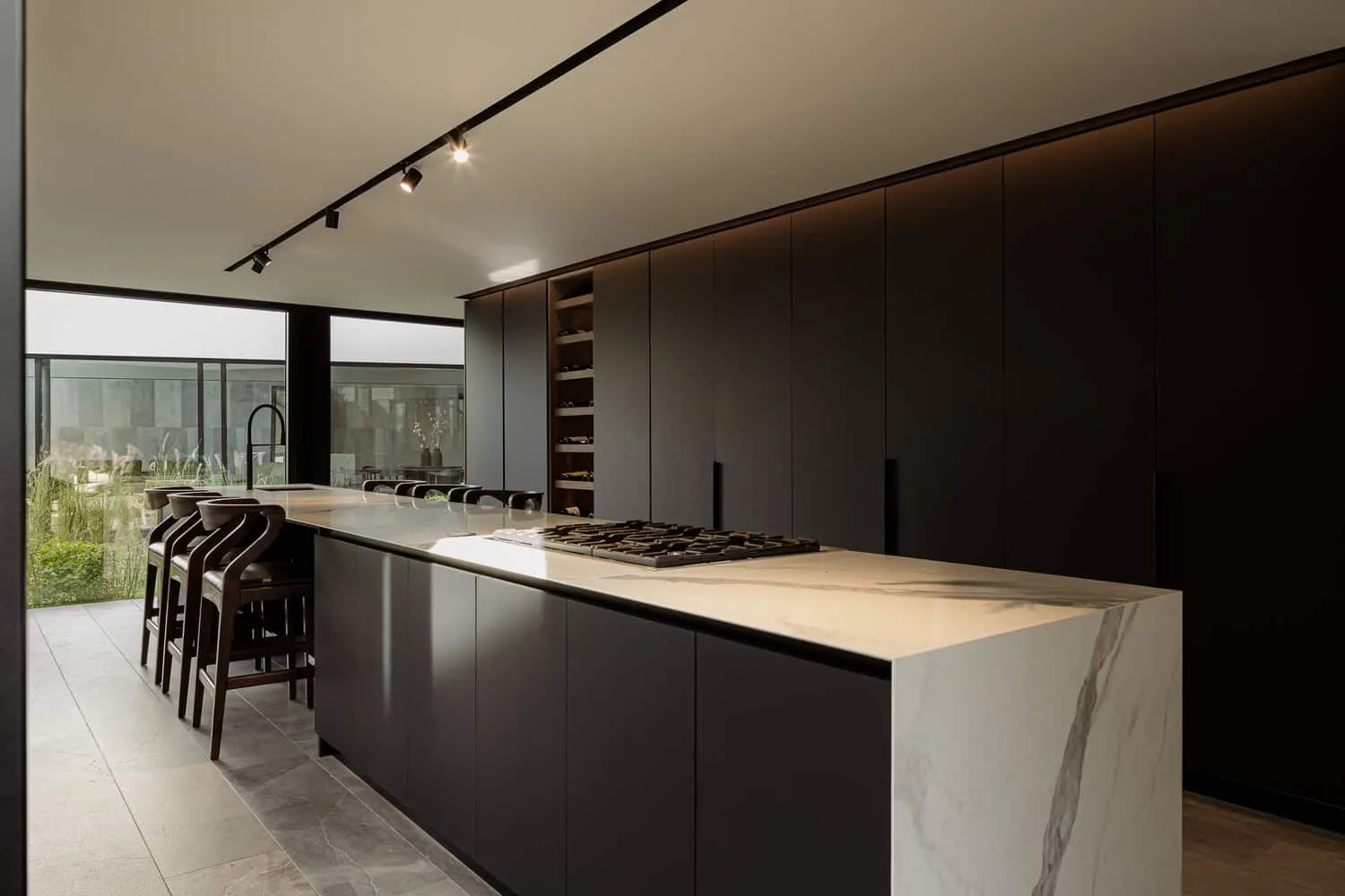 LABarq设计的里约之家厨房大理石岛台与储物墙面转角视角，萨尔蒂亚戈-德克雷塔罗，墨西哥