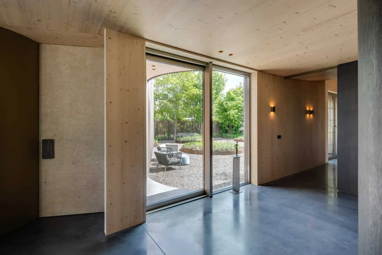 Marhûs — 向水面延伸的分层细长体量