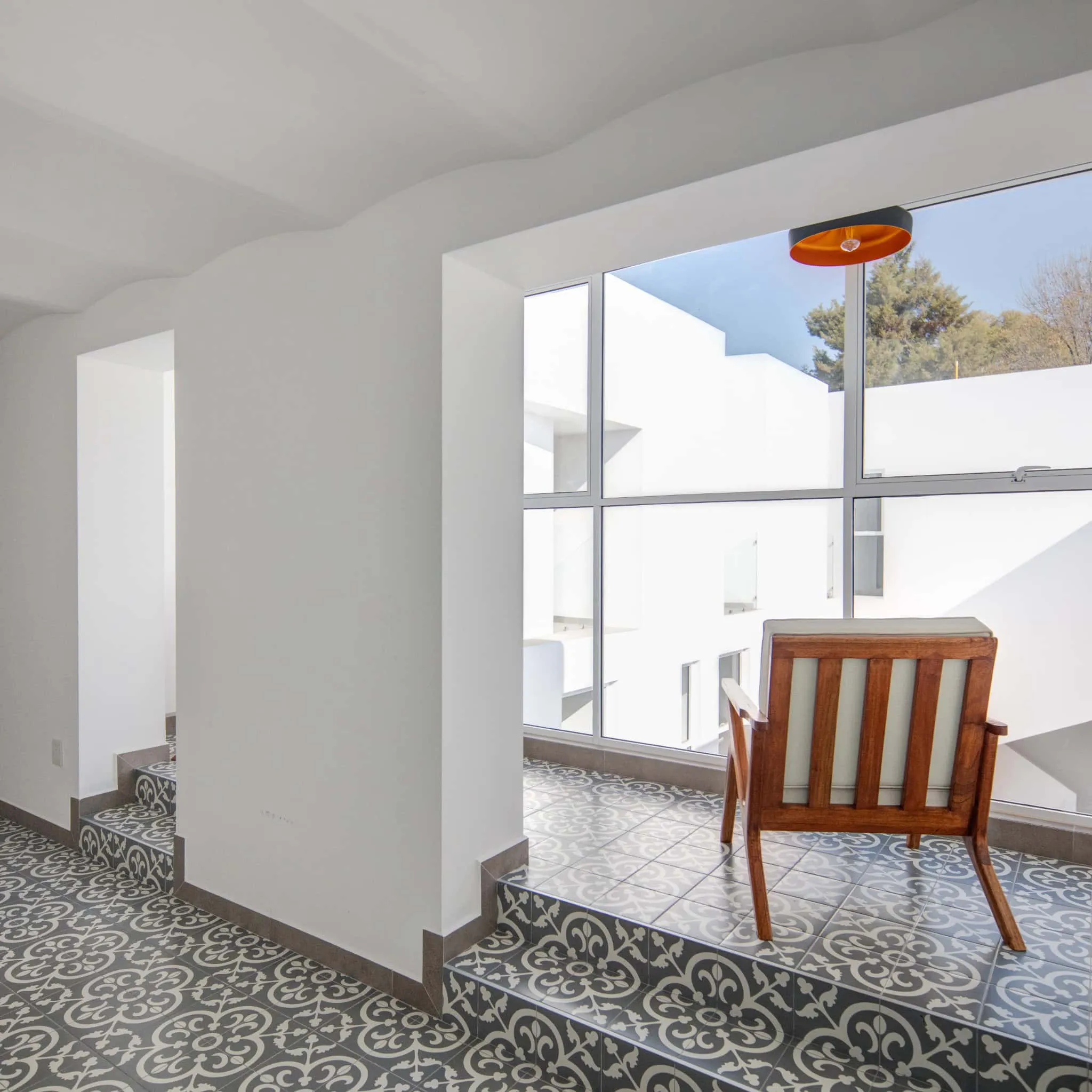 MM34 – Мар Медитерранео 34 от Ателье Инка Эрнандес — уютный уголок для чтения с рисунком пола, Такуба, Мехико