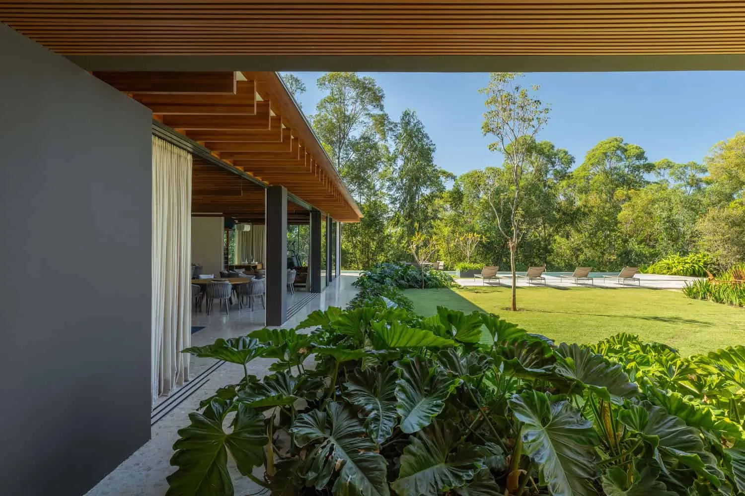 Pablo Lanza Arquitetura的D+J住宅——通往花园的露台，伊图，圣保罗，巴西