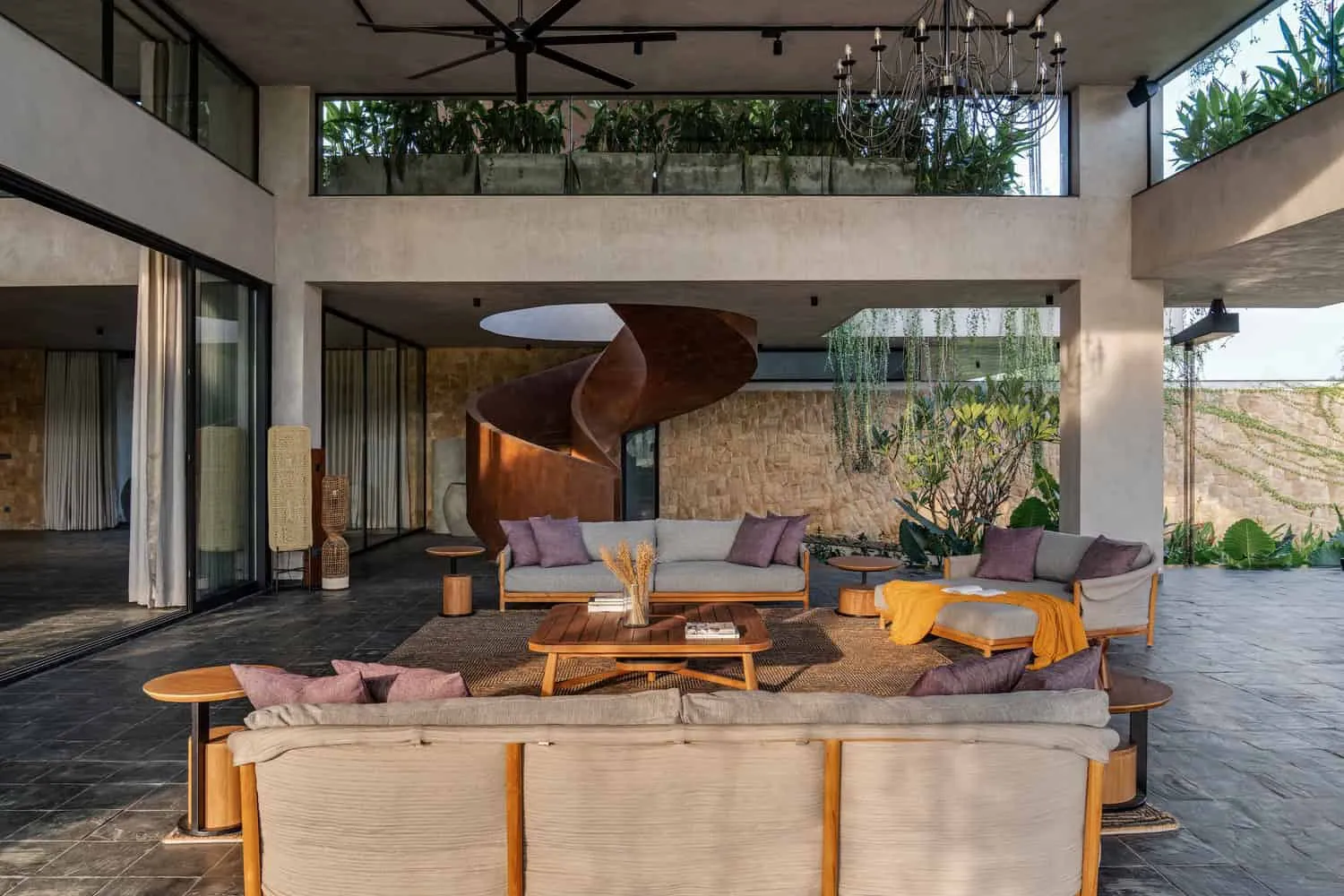 安特里亚之家从23度设计转变大厅双高与雕塑式螺旋楼梯，海德拉巴，印度