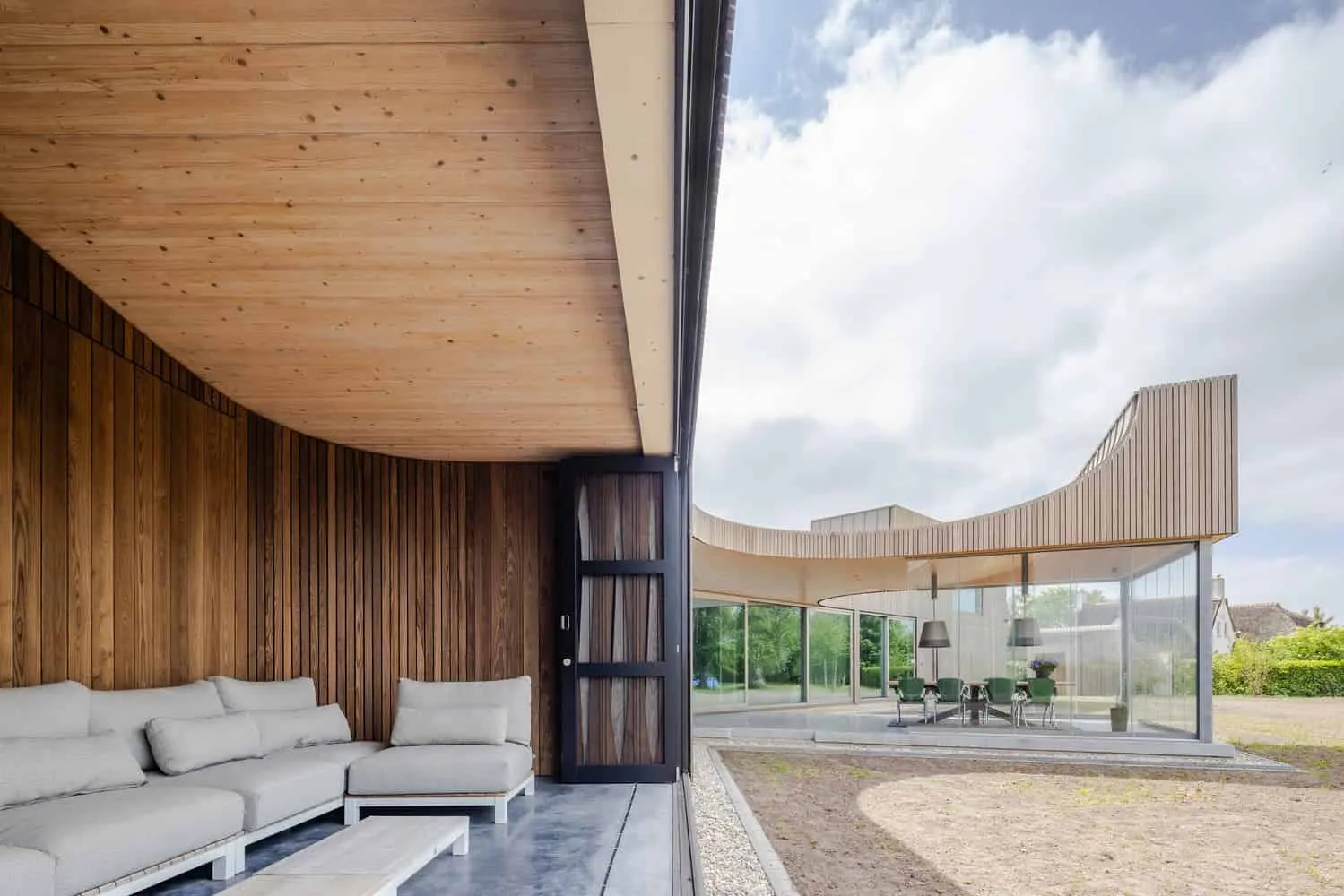 Marhûs — 未经处理的木饰面与锌细节，自然风化