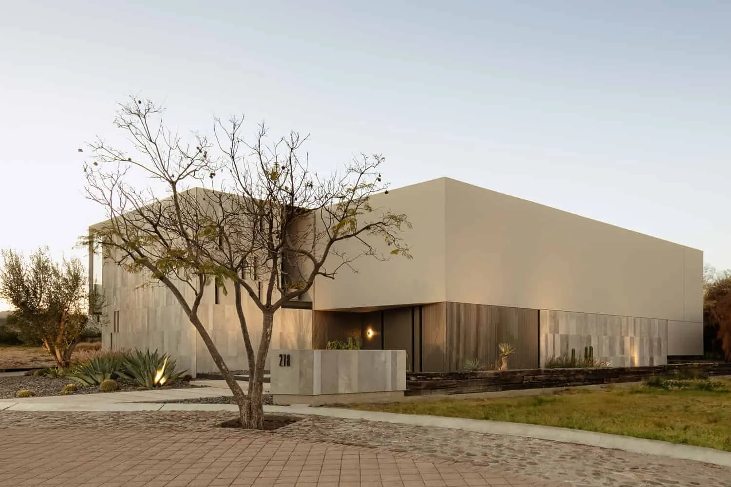 LABarq设计的里约之家转角立面与入口，萨尔蒂亚戈-德克雷塔罗，墨西哥