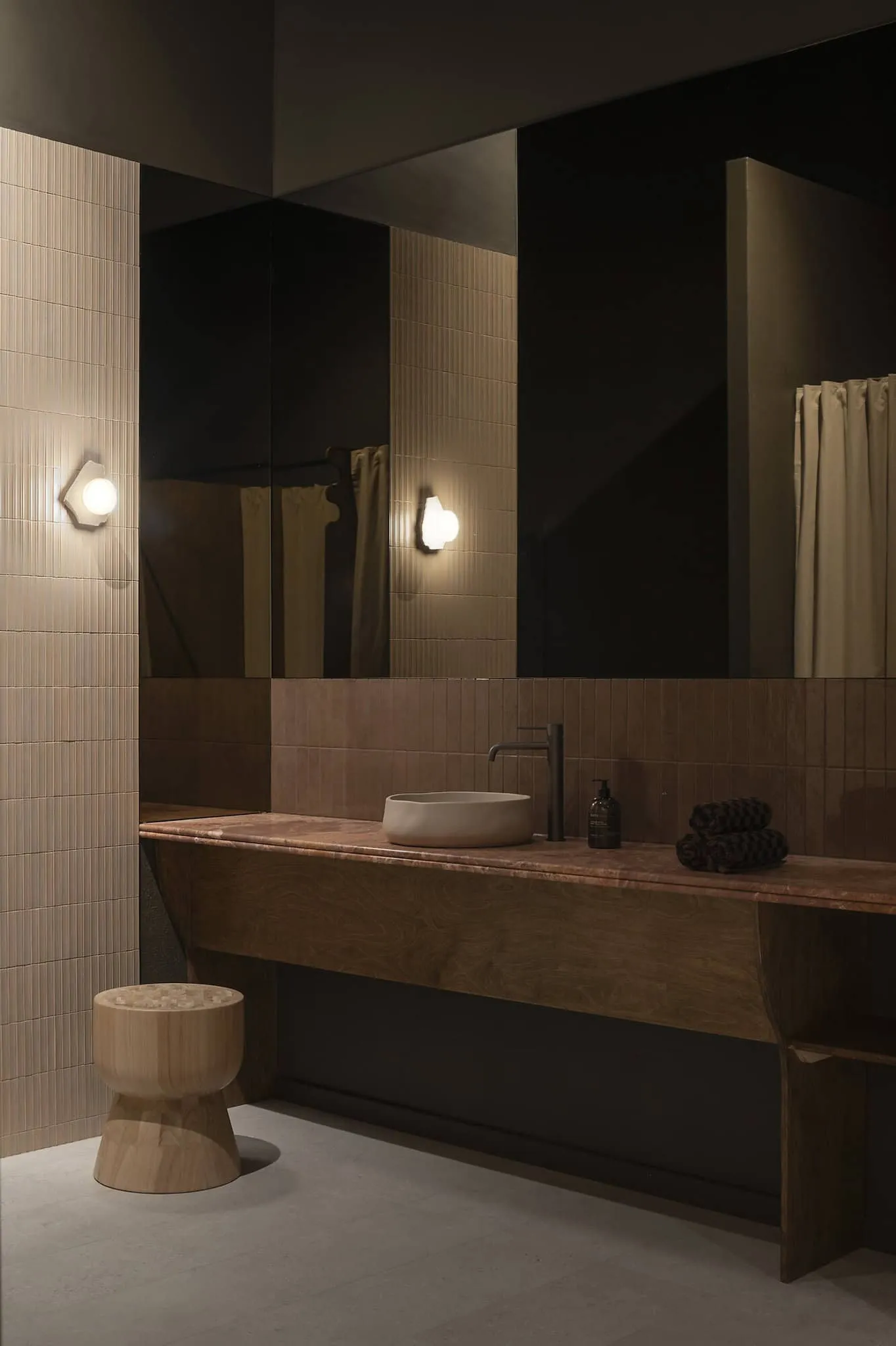 珀斯艾默湾浴室更衣区，柔和照明与石材细节