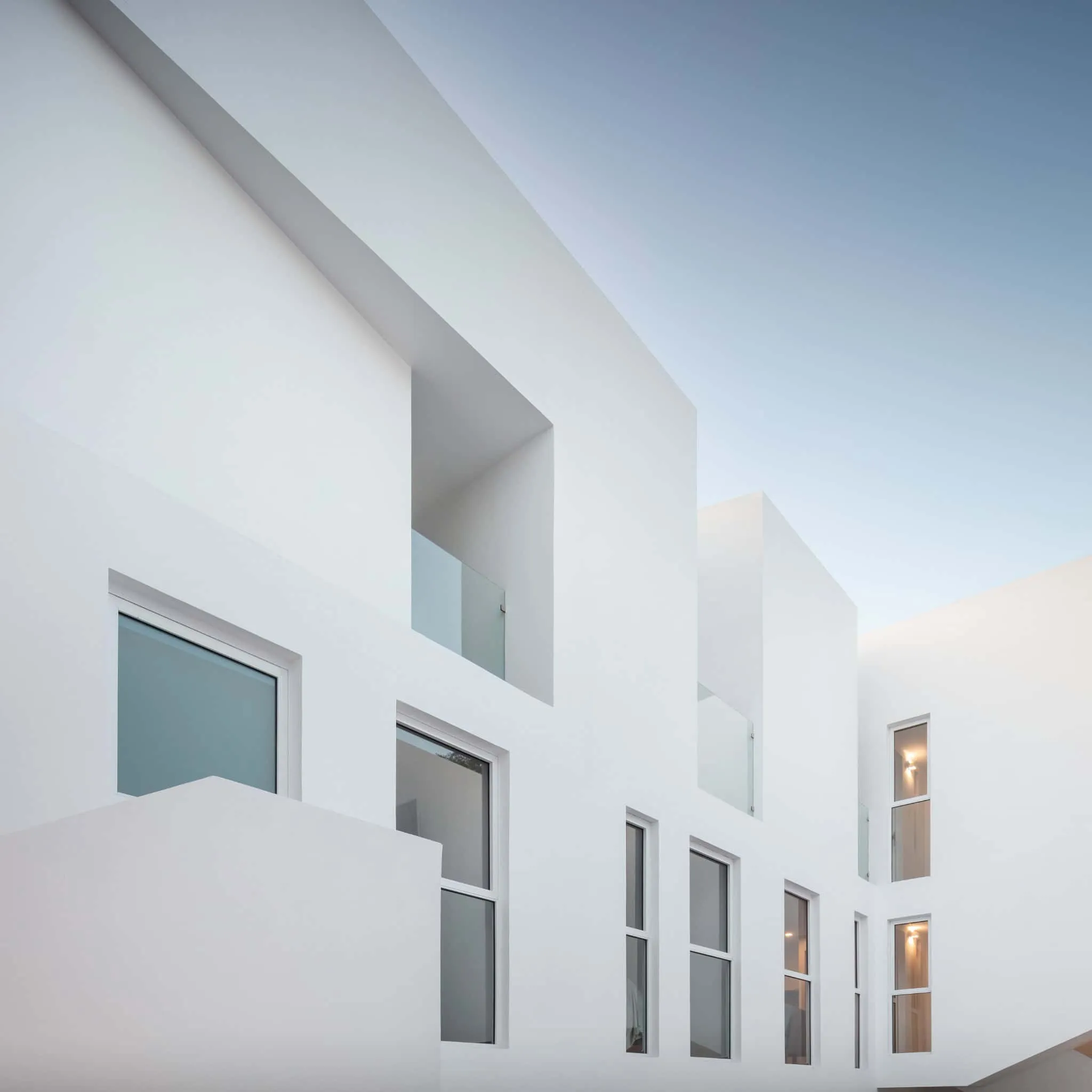 MM34 – Мар Медитерранео 34 от Ателье Инка Эрнандес — минималистичный геометрический белый фасад, Такуба, Мехико