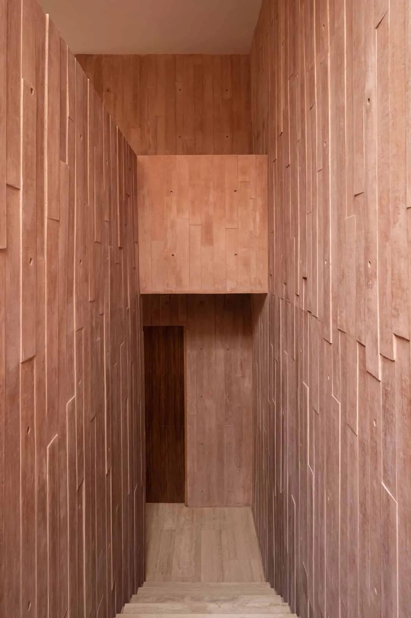 卢哈米博住宅楼梯间，由Jorge Garibay Arquitectos设计——垂直天窗照亮的楼梯