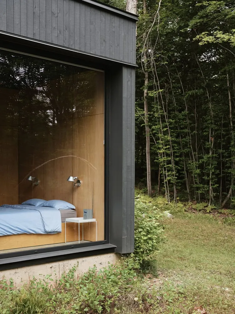 Maison Spiron — vue extérieure de la fenêtre de chambre avec finition noire à Potton, Québec, Canada