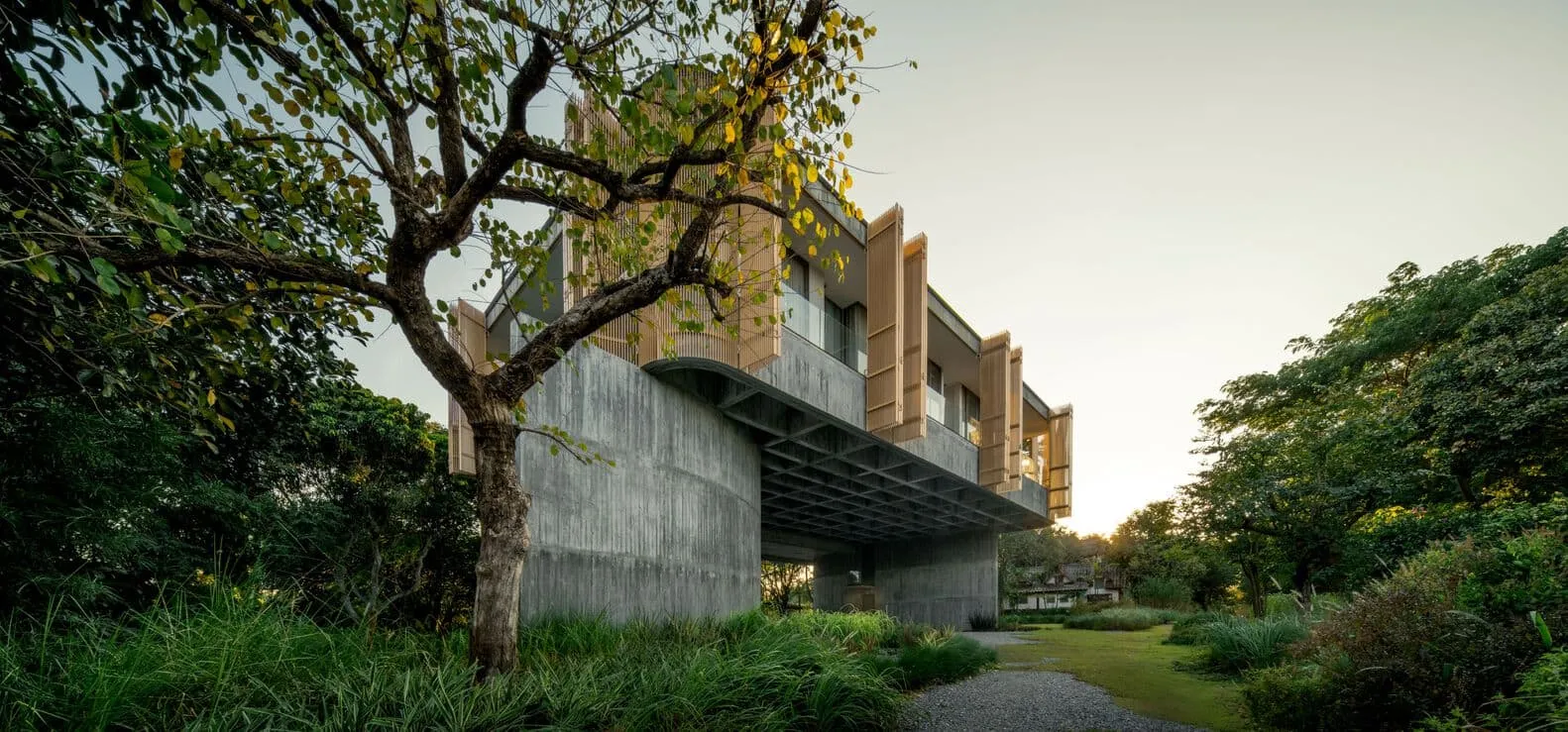 W House II – Außenansicht bei Tag von IDIN Architects W House II von IDIN Architects, Außenansicht bei Tag über einer natürlichen Landschaft in Thailand