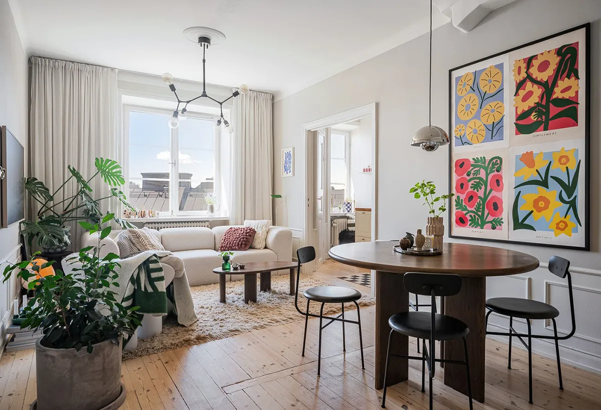 Lebende Pflanzen und Blumenmotive in einem kleinen, aber eleganten skandinavischen Innenraum (51 m²)