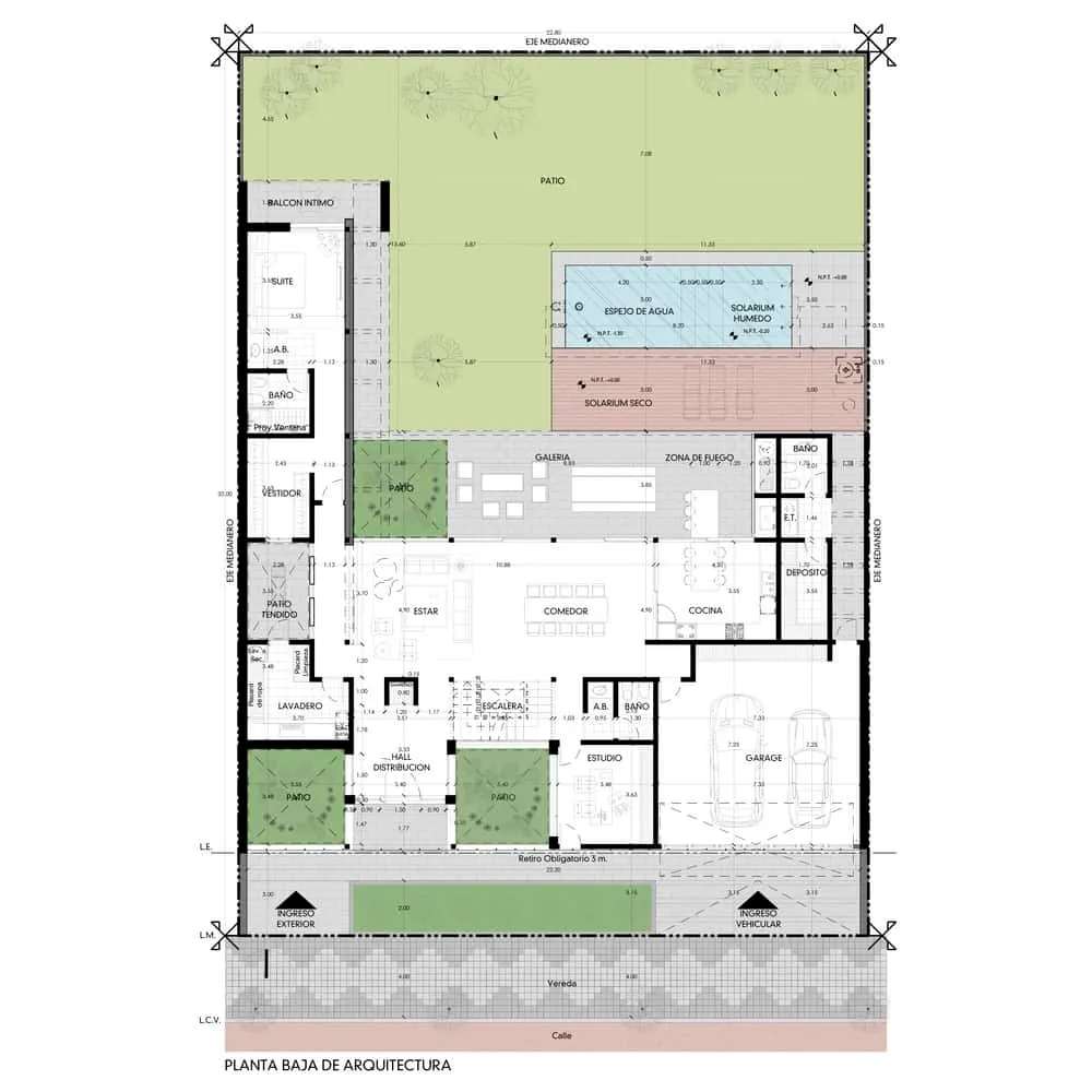 Hauptrisaltschnitt der Erdgeschoss des Hauses von Karlen + Clemente Großzügiger moderner Hauptrisaltschnitt mit Außenpools, Patio, Garten und Wohnbereichen, der ein zeitgenössisches Design sowie eine effiziente Raumnutzung für luxuriöses Wohnen zeigt.