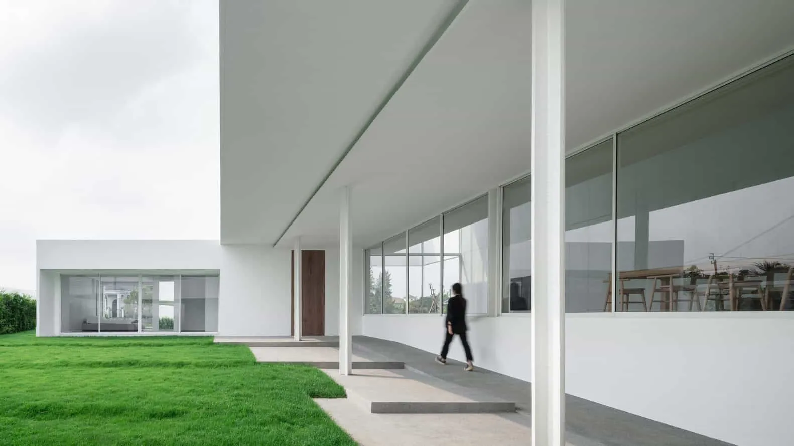 CORE Cluster设计的Lucent House遮阳门廊柱廊步道 位于泰国帕南的CORE Cluster设计的Lucent House遮阳门廊柱廊