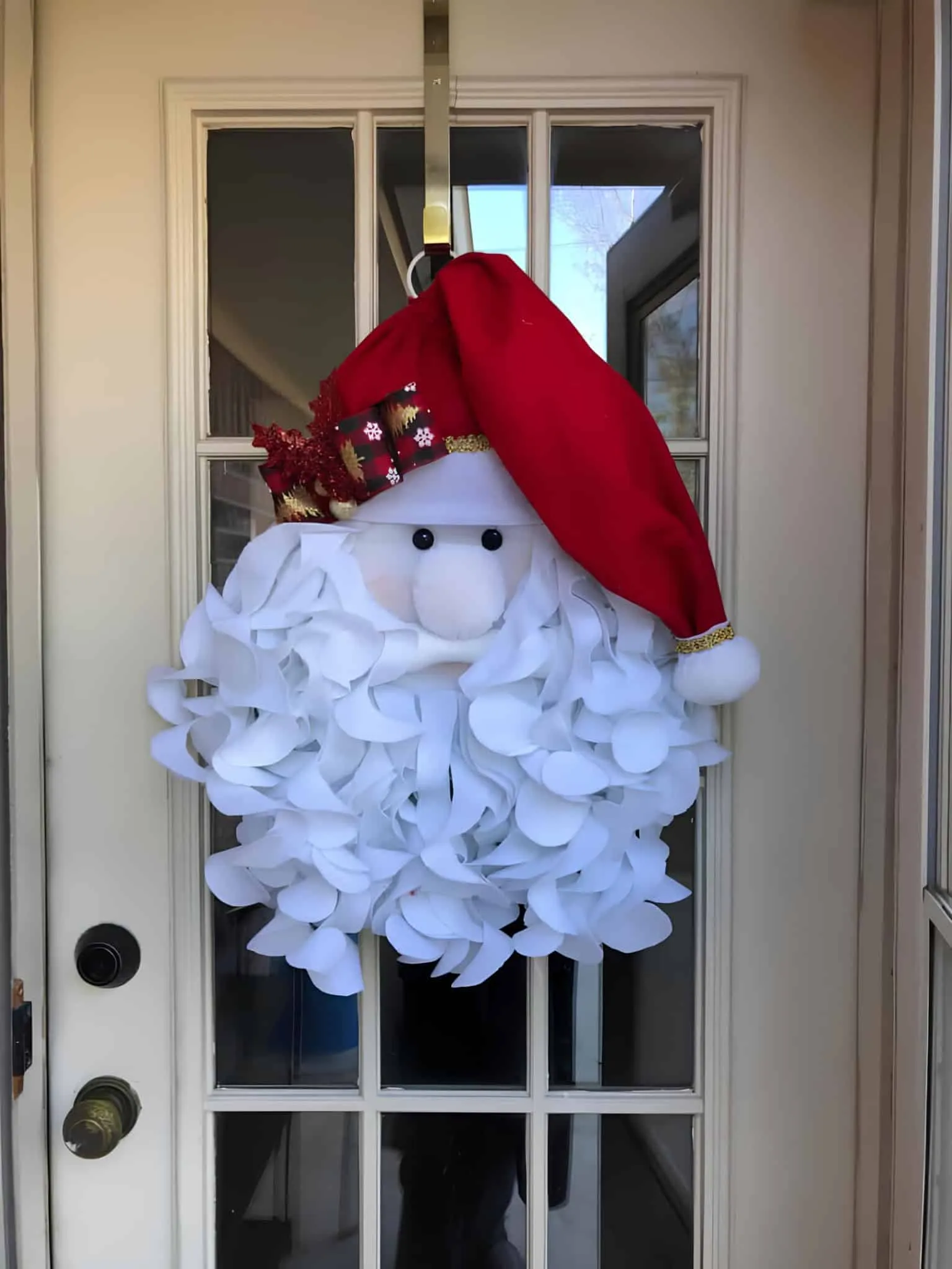 Santa Petal Beard Wreath Verspielter Weihnachtsmann-Kranz mit schichtigem Blütenblatt-Bart und rotem Hut