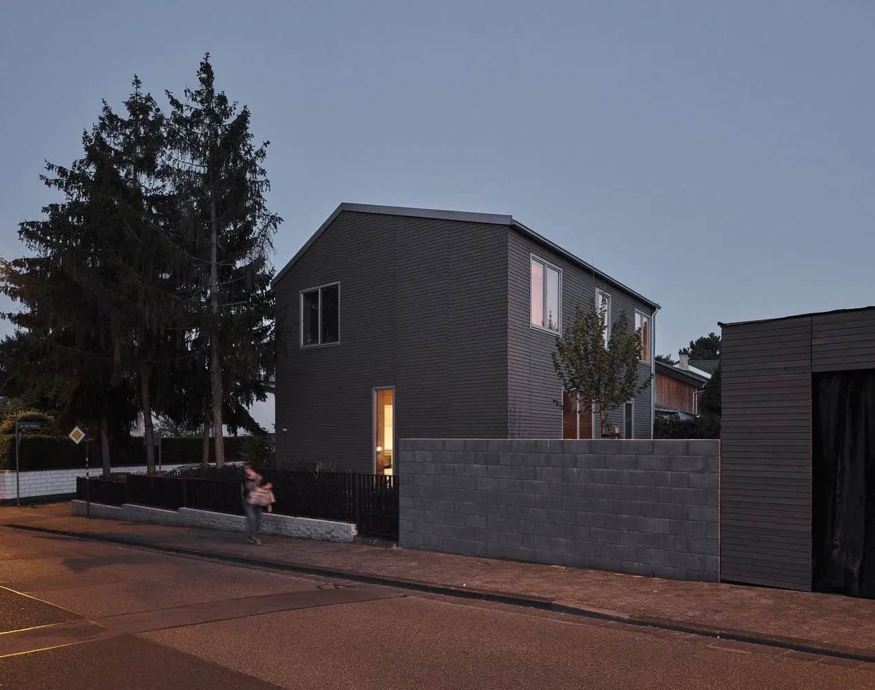Nächtliche Straßenansicht des Dunes House von HGA Henning Grahn Architektur Dunes House von HGA Henning Grahn Architektur – nächtliche Straßenansicht, Mainz, Deutschland