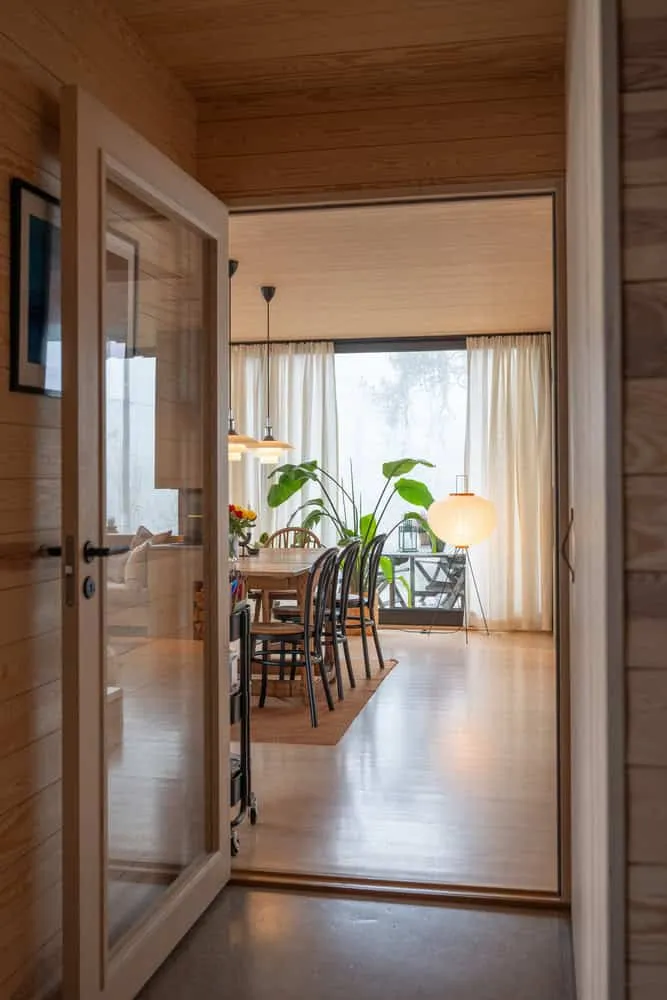 Solem Forest House Dining Room Doorway by MORFEUS arkitekter Solem Forest House by MORFEUS arkitekter, dining room through doorway, Norway