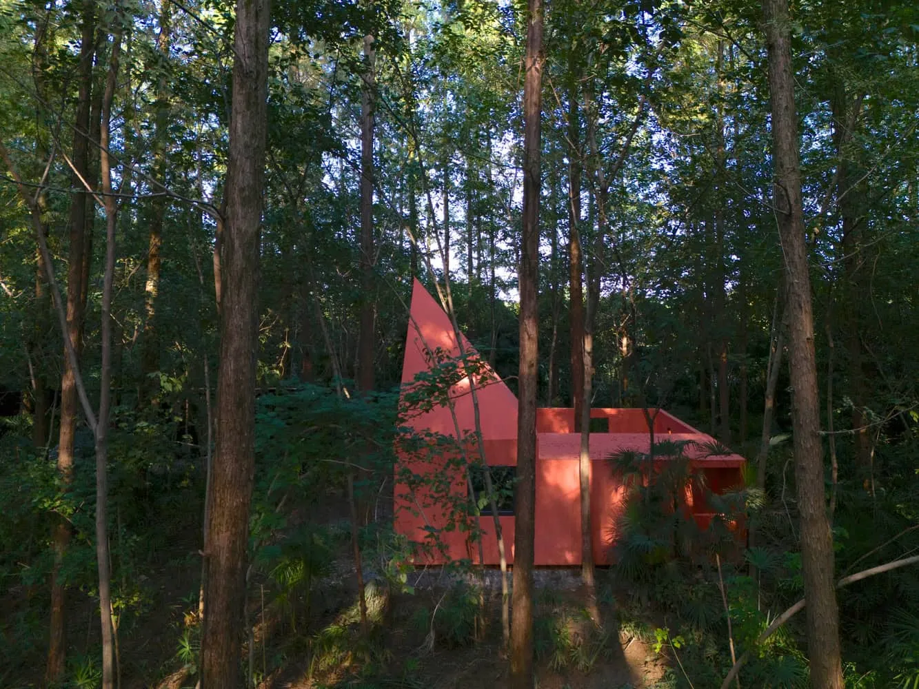 चीन के घने जंगल में स्थित Merryda Wiki World-Secret Camp में Wiki World + Advanced Architecture Lab द्वारा बनाया गया गुलाबी केबिन का पार्श्व दृश्य