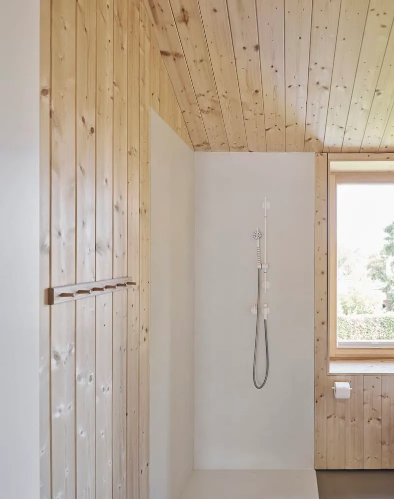 Dusche im Badezimmer des Dunes House von HGA Henning Grahn Architektur Dunes House von HGA Henning Grahn Architektur – minimalistische Dusche im Badezimmer in Mainz, Deutschland