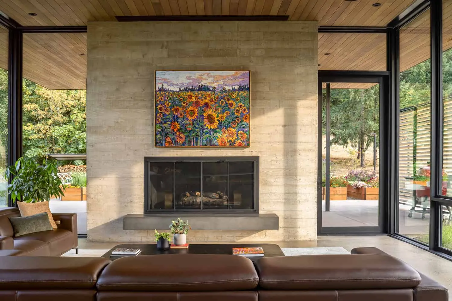 Wohnzimmer der Evening Sky Residence mit Kamin und Kunstwerken von Scott I Edwards Architecture Evening Sky Residence von Scott I Edwards Architecture, Wohnzimmer mit Kamin und farbenfrohen Kunstwerken in McMinnville, Oregon, USA