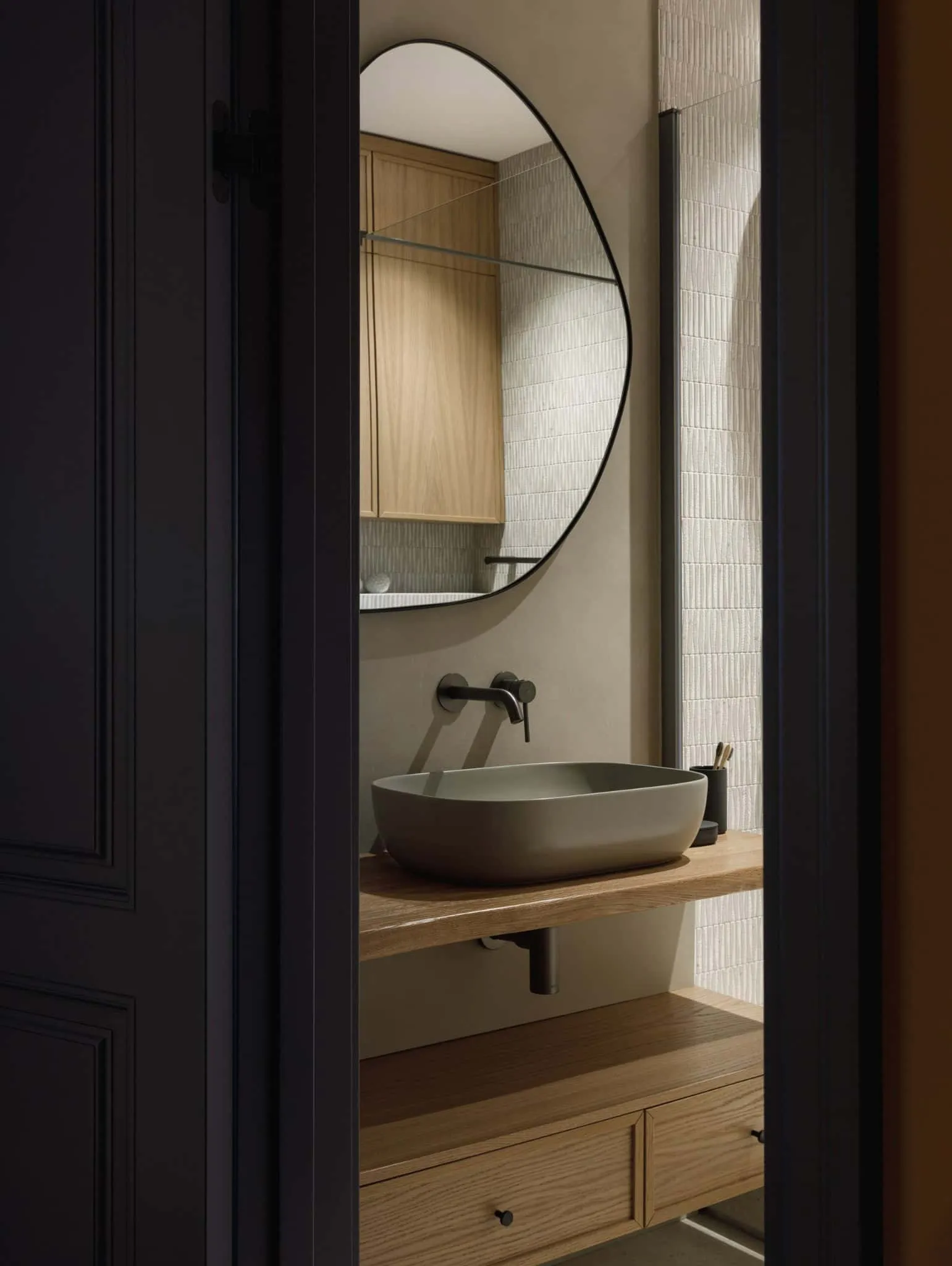 Ansicht des Spiegels und des Waschtisches in der Badezimmertür des Lesoparkovy-Apartments von STARIKOVA.ARCHITECTS Organischer Spiegel und Waschtisch aus der Türöffnung im Badezimmer des Lesoparkovy-Apartments von STARIKOVA.ARCHITECTS