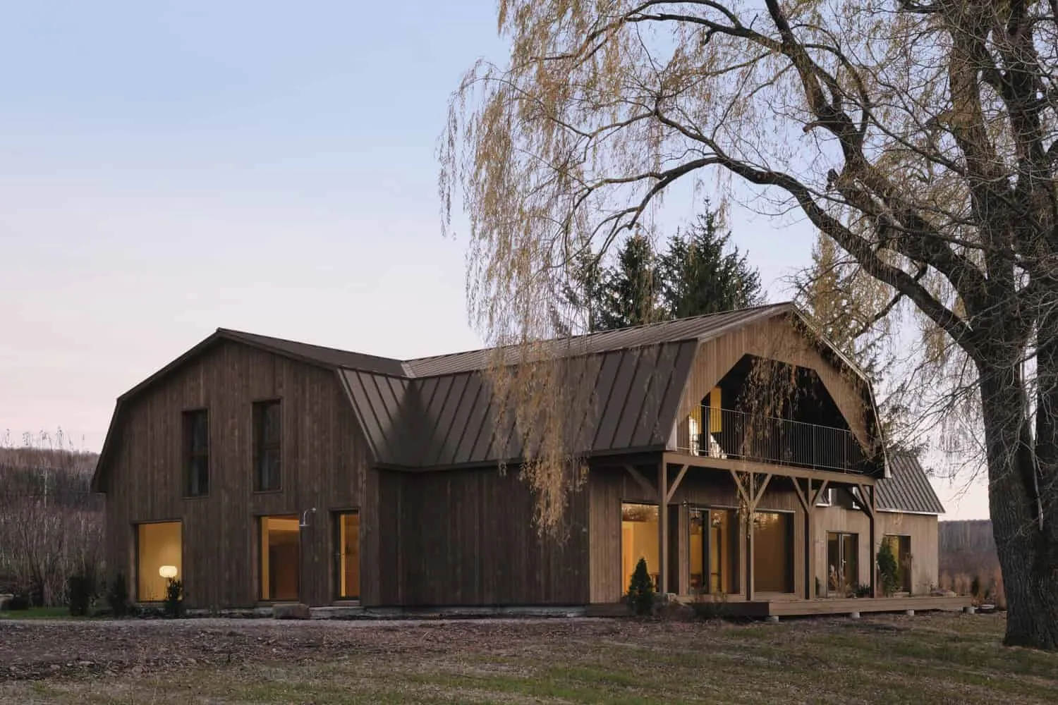 Maison Melba Barn House Front Evening Light by Atelier L’Abri Vorderfassade von Maison Melba nach Entwürfen von Atelier L’Abri im Schein der Dämmerung in Frelighsburg, Quebec, inspiriert von einer Scheune