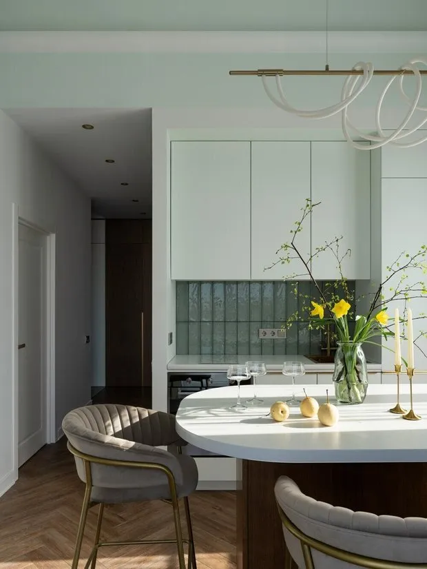 Minimalistisches Interieur für Küche und Esszimmer. Das Designprojekt kombiniert natürliches Holz, versteckte Aufbewahrungssysteme und elegante Beleuchtung.