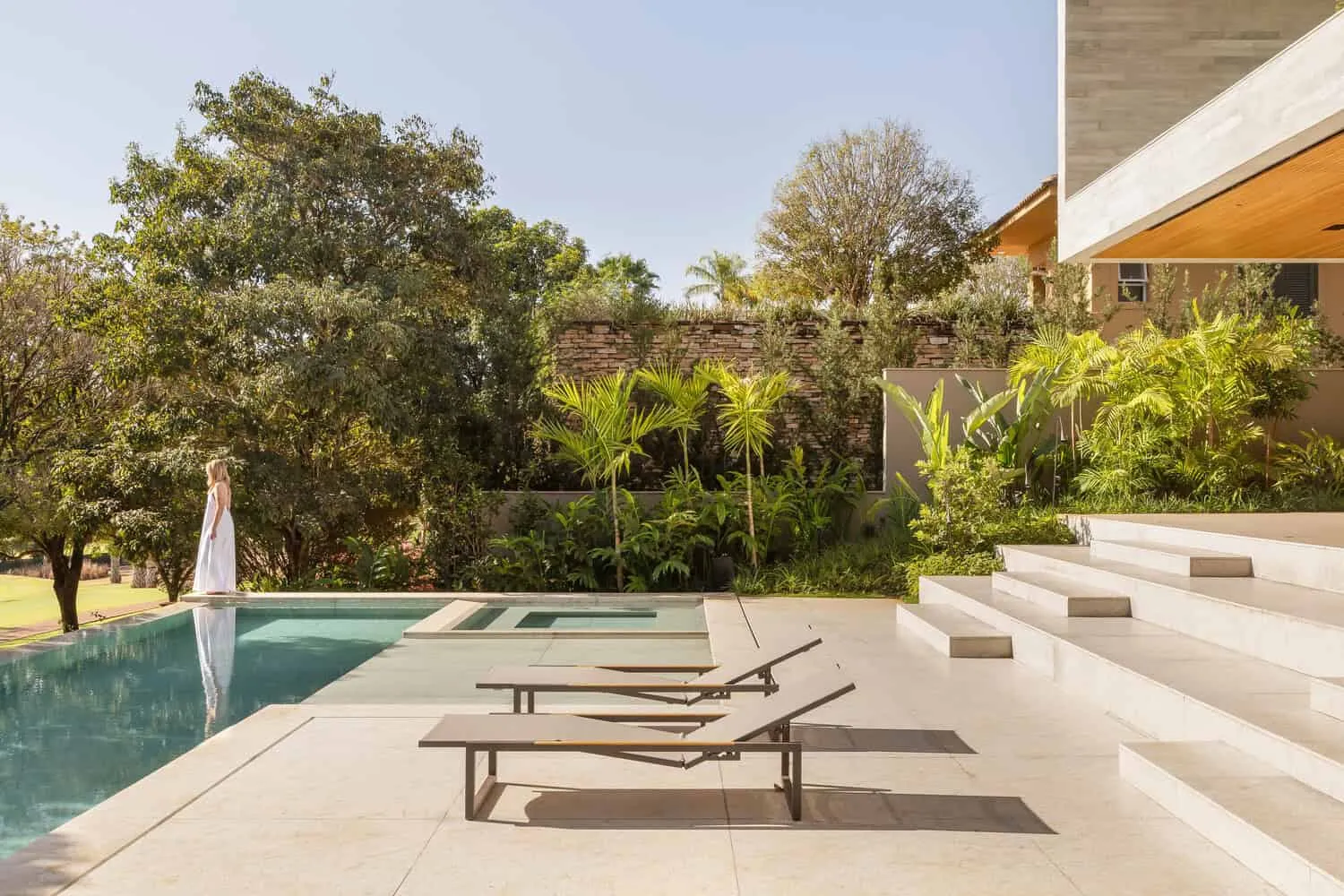 Ansicht des Pools und des Gartenrandes im Haus AL von N2B Arquitetura Pool und Gartenrand im Haus AL von N2B Arquitetura in Vila do Golfe, Brasilien