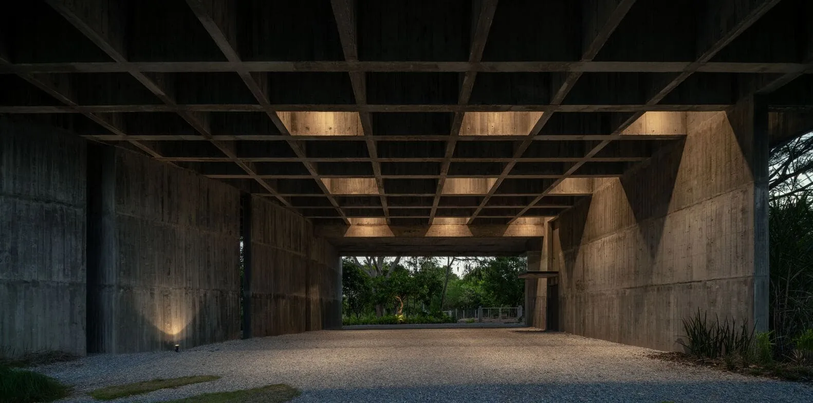 Struktur der Unterseite von W House II von IDIN Architects Offene Beton-Gitterstruktur unter W House II von IDIN Architects in Thailand