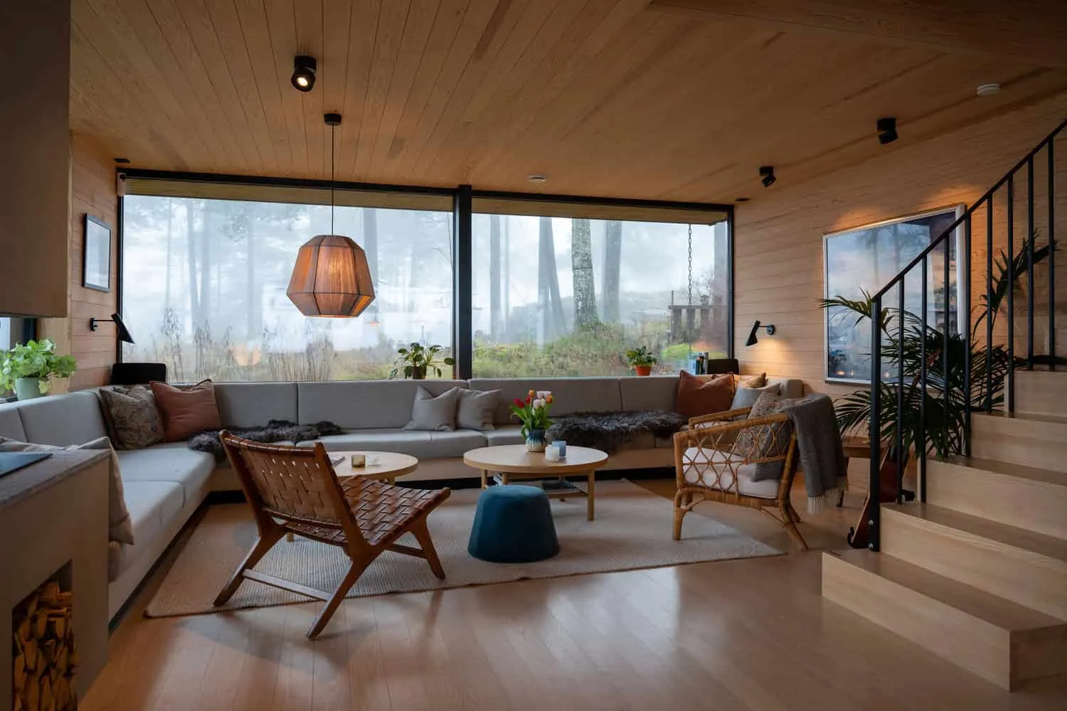 Solem Forest House Sofa Corner Panorama – MORFEUS arkitekter Solem Forest House by MORFEUS arkitekter, panoramic sofa corner with large forest window