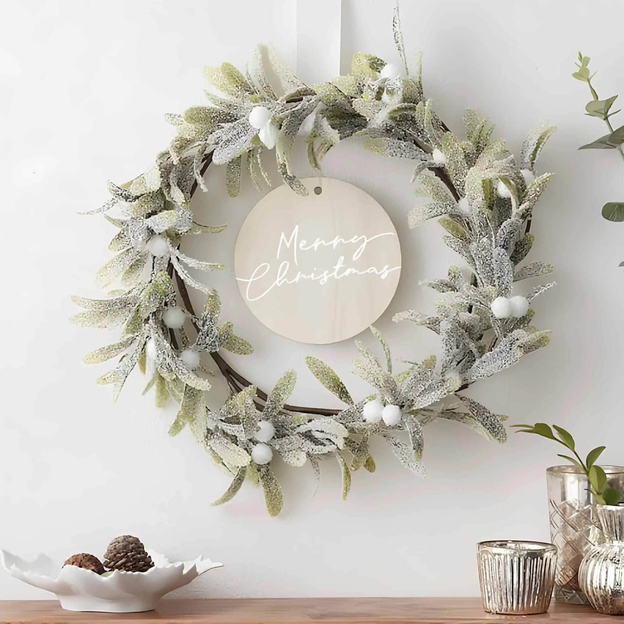Minimal Pine and Eucalyptus Wreath Minimalistischer Kiefern- und Eukalyptuskranz für Weihnachten