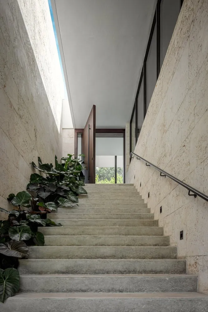 KIAORA Staircase Entry von STRANG Eingang zur Treppe der KIAORA Gallery von STRANG in Miami, Florida