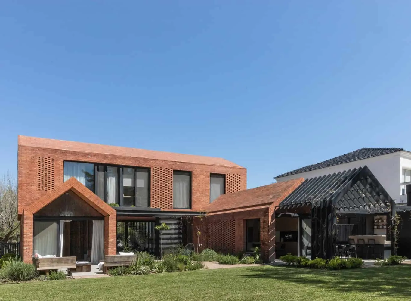 AtelierM + Nicolas Krause द्वारा House CM, पर्गोला वाला पिछला हिस्सा, एस्कोबार, अर्जेंटीना