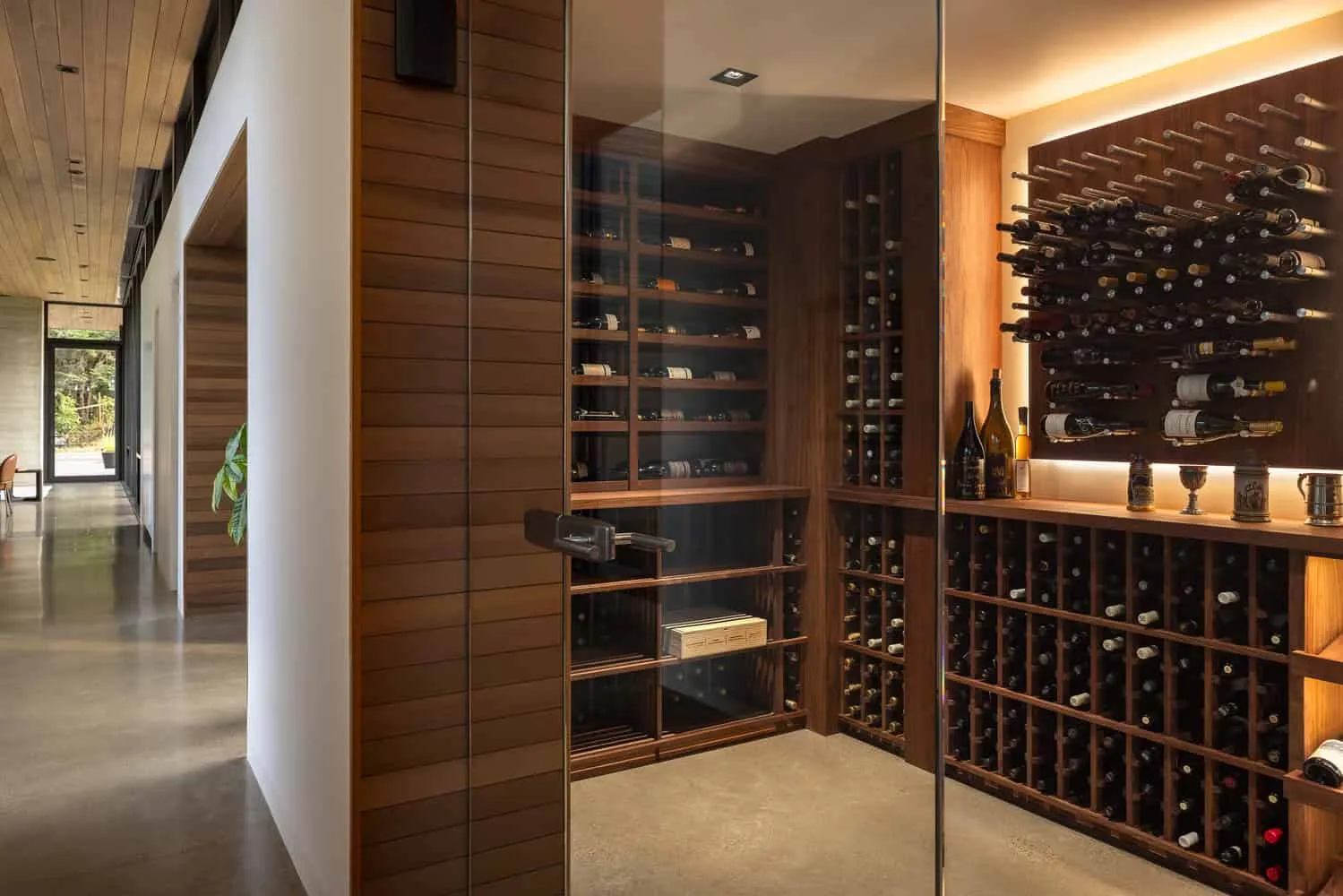 Innenraum der Weinkellerei der Evening Sky Residence von Scott I Edwards Architecture Evening Sky Residence von Scott I Edwards Architecture, warmer Holzinnenraum einer Weinkellerei in McMinnville, Oregon, USA