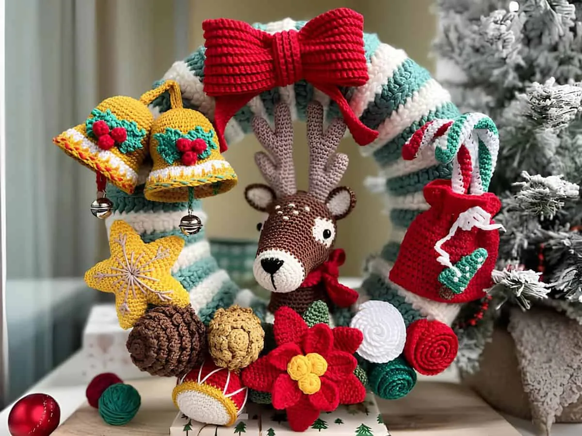 Häkel-Weihnachtskranz mit Rentier Handgefertigter Häkel-Weihnachtskranz mit Rentier, Glocken und festlichen Akzenten