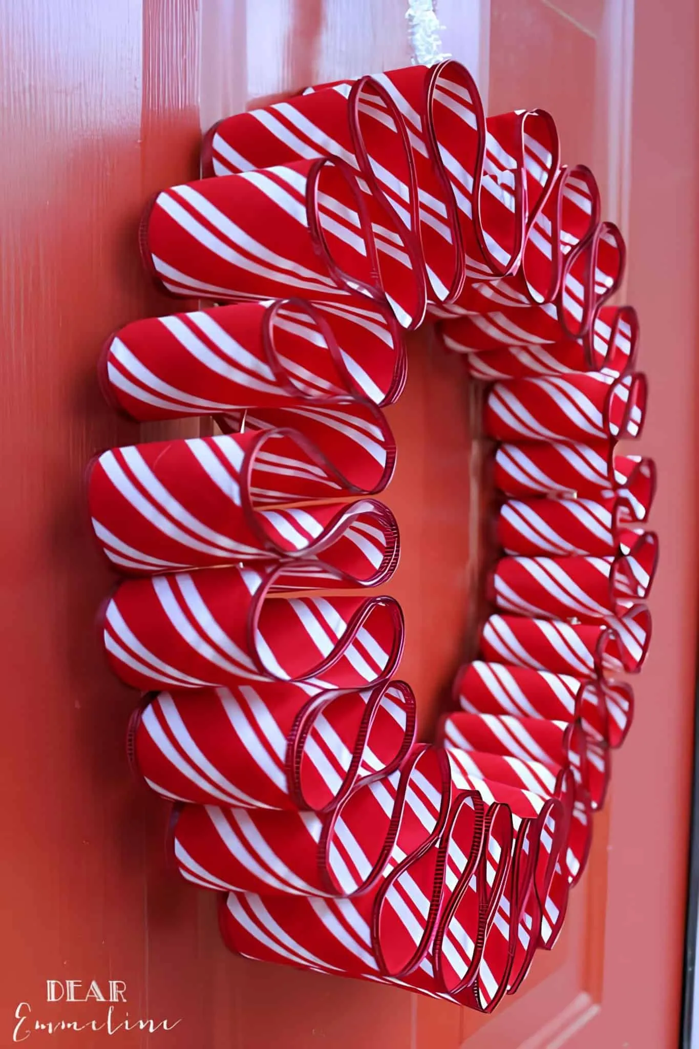 Weihnachtskranz mit Grünpflanzen und Holzschild Weihnachtskranz mit Grünpflanzen und einem Holzschild mit der Aufschrift Frohe Weihnachten