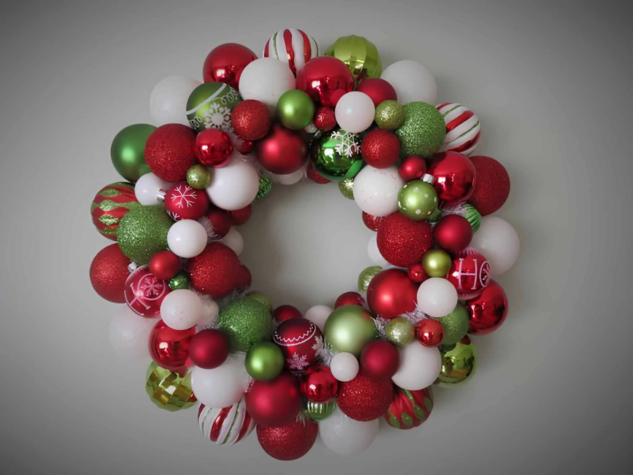 Klassischer roter und grüner Schmuckkranz Traditioneller roter und grüner Schmuck-Weihnachtskranz
